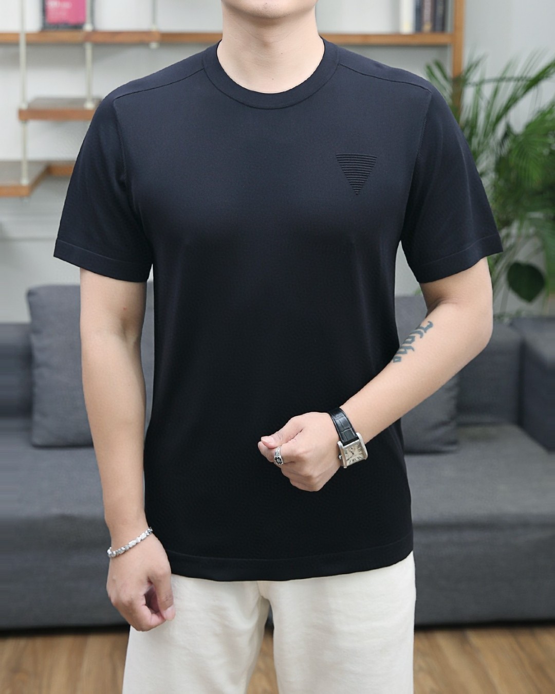 NO:117631,Prada, Haute Couture Series!  The same style as the big brand!  Contrast color ornament design knitted T collar to doorbolt Low-key and restrained Characteristic vertical large pit strips Visual effect stretching to show the figure The front pocket also has contrasting color ornament and collar echo each other perfectly presented Different weaving methods for the front and back, a variety of crafts collection, very time-consuming and labor-intensive use 120 three-strand ultrafine yarn, mercerized long cotton, front and super breathable tissue, comfortable to wear in summer, cool, very good texture 16-needle imported horizontal weaving, a machine with only 6-8 pieces a day, external pockets, more fine sewing, must be aligned with the pit position [strong] Size M-3xl, color black,,prada,alexander wang19860909普拉达、高定系列 ！大牌同款 ！撞色饰线设计针织Ｔ 领子到门筒 低调内敛 有特点 竖向大坑条 视觉效果拉伸显身材 前幅口袋也加了撞色饰线跟领子相互呼应 完美呈现 前后幅不同织法 多种工艺集合 非常耗时费力 采用120支三股超细纱线 丝光长绒棉 前幅超透气组织 夏季穿着舒适 凉快 质感非常好 16针进口横机织 一台机一天也就6-8件的片 外置口袋 缝起来更加精细 必须对准坑位[强] 尺码M-3xl 颜色黑色,,prada,alexander wang,Men's clothing