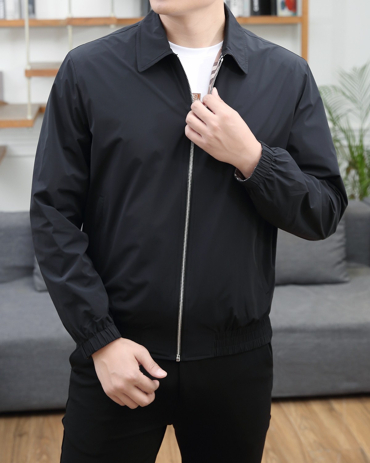 NO:132507,Burberry double-sided jackets are divided into solid color and plaid surfaces. The two styles are randomly switched. There is no need to say much about the style. Low-key and luxurious. Both sides take away the classic CD elements, loose style, casual and comfortable upper body, simple solid color, only chest hardware decoration, hardware can be detached, all inside and outside hardware are engraved with double-sided lettering, the original version is consistently customized and dyed. The same color of the body has no color difference, the labor cost is expensive, the classic original plaid process, and the process cost is extremely high. Size M-3XL, burberry, jackets & coats, alexander wang19860909巴宝莉双面穿夹克, 分为纯色面和格纹面,两种风格随意切换,款式不需多说,低调奢华,双面都带走cd经典元素,宽松版型,上身休闲舒适,纯色简单款,仅胸口五金装饰,五金可拆卸,里外五金全部双面刻字,原版一致去定制定染.衣身同色无色差,工费昂贵,经典原版格纹工艺,工艺成本极高. 尺码M-3XL,,burberry,jackets & coats,alexander wang,Men's clothing