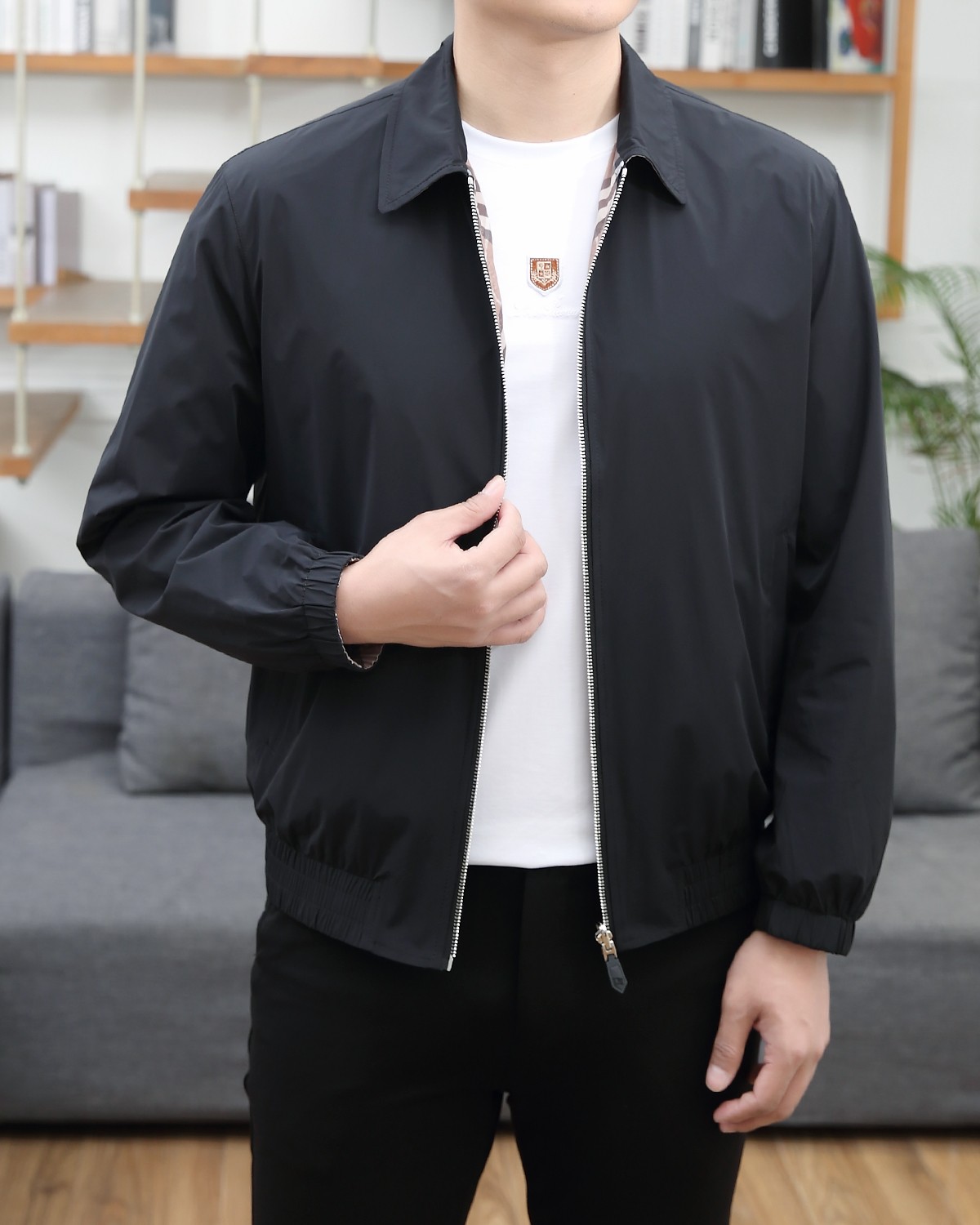 NO:122554,Burberry double-sided jackets are divided into solid color and plaid surfaces. The two styles are randomly switched. There is no need to say much about the style. Low-key and luxurious. Both sides take away the classic CD elements, loose style, casual and comfortable upper body, simple solid color, only chest hardware decoration, hardware can be detached, all inside and outside hardware are engraved with double-sided lettering, the original version is consistently customized and dyed. The same color of the body has no color difference, the labor cost is expensive, the classic original plaid process, and the process cost is extremely high. Size M-3XL, burberry, jackets & coats, alexander wang19860909巴宝莉双面穿夹克, 分为纯色面和格纹面,两种风格随意切换,款式不需多说,低调奢华,双面都带走cd经典元素,宽松版型,上身休闲舒适,纯色简单款,仅胸口五金装饰,五金可拆卸,里外五金全部双面刻字,原版一致去定制定染.衣身同色无色差,工费昂贵,经典原版格纹工艺,工艺成本极高. 尺码M-3XL,,burberry,jackets & coats,alexander wang,Men's clothing