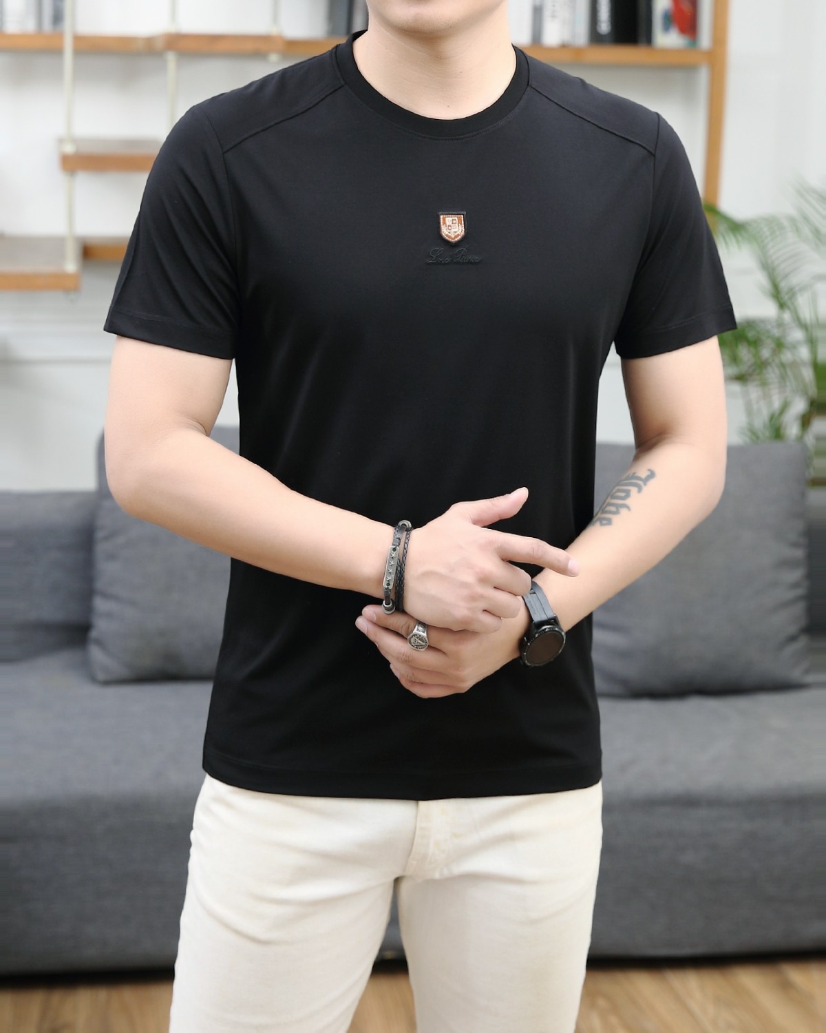 NO:122564,LP 2025 summer new product fashionable round neck short sleeves are made of high-end Yuchan silk fabric. The classic round neck style is unique and cool. The luxurious classic jacquard logo design is versatile. Adhering to the traditional fashion charm of the big brand, the unique line design exudes a strong British style, which is very modern and inherits the traditional concept. The precious fabric is smoother, soft, comfortable and breathable. The exquisite craftsmanship and three-dimensional tailoring style bring texture enjoyment. The counter size M-3XL was shipped on the same day!  ,loro piana,T-shirt,alexander wang19860909LP 2025夏季新品时尚圆领短袖采用高档玉婵丝面料 经典圆领款式独特又清凉 奢华经典提花logo设计百搭气质 秉承大牌的传统时尚魅力,独有的线条设计散发着浓郁的英伦风情,极具现代感亦承袭了传统理念.珍贵面料更加光滑,手感柔顺舒适透气 精湛工艺,立体剪裁风格带来质感享受.专柜尺码M-3XL,当天出货！,,loro piana,T-shirt,alexander wang,Men's clothing