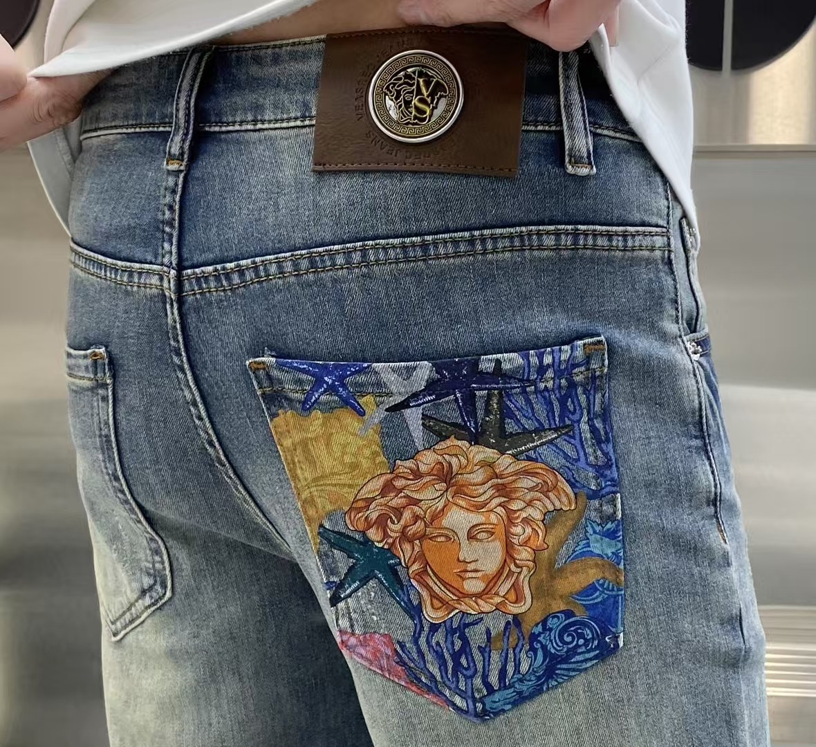 NO:127139,Versace Men's straight jeans original original cloth original wash water!  Imported original wash elastic fabrics, complex handicrafts superimposed, any wash process will become a completely different color effect after a few more seconds, so it is more precious, especially long-lasting and odor-resistant... Use the best tannin elastic texture, genuine leather leather cards, high-quality metal accessories... to create a unique and original jeans style!  Original hardware accessories, super positive style, comfortable and breathable, extremely high grade, counter quality, and handsome upper body. Number of 29-38, versace, jeans, alexander wang19860909范思哲 男士直筒牛仔裤原厂原布原洗水！进口原版水洗弹力面料,复杂的手工艺叠加,任何一个洗水环节多停留几秒都会变成完全不一样的颜色效果,所以越加珍贵,特别持久、耐味…… 选用上乘的丹宁弹力质感,真皮皮牌、高定的金属辅料……打造出独特及原创的牛仔裤款型！原版五金辅料,版型超正,舒适透气,档次极高,专柜品质,上身帅气十足. 码数29-38,,versace,jeans,alexander wang,Men's clothing