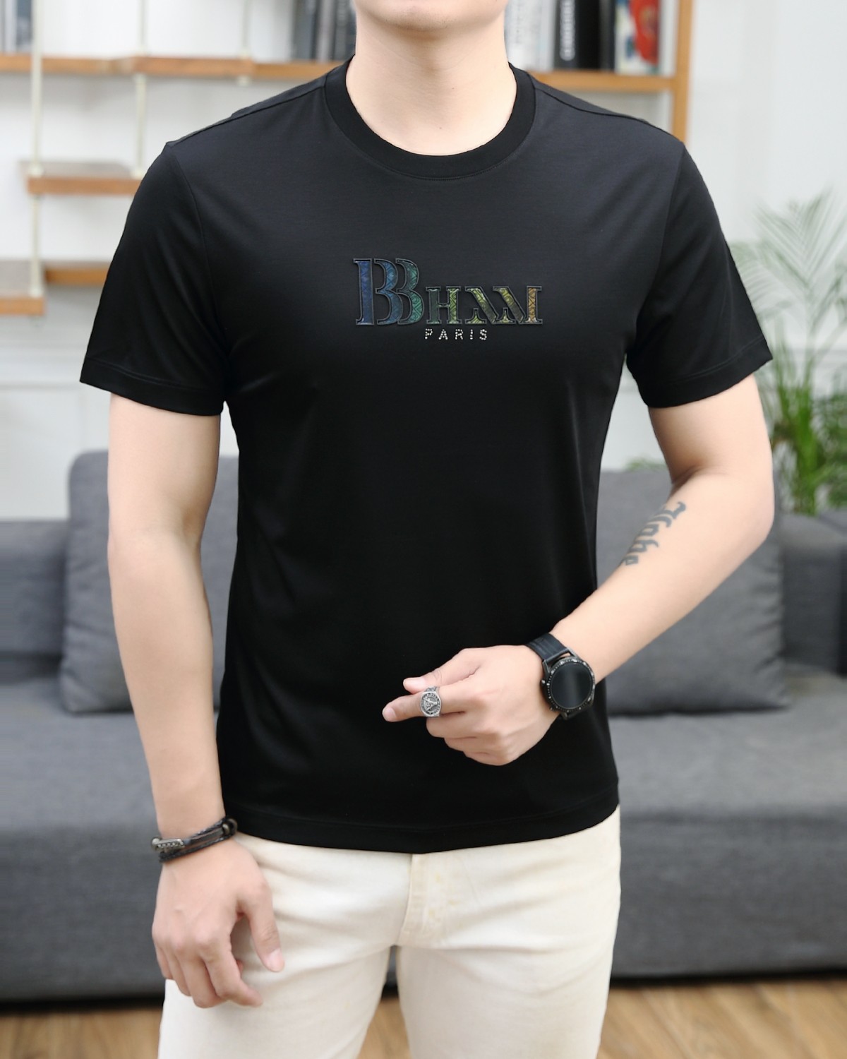 NO:127145,Burberry's new summer fashion round neck short sleeves are made of high-end Yuchan silk fabric. The classic round neck style is unique and cool. The luxurious classic jacquard logo design is versatile. Adhering to the traditional fashion charm of the big brand, the unique line design exudes a strong British style, which is very modern and inherits the traditional concept. The precious fabric is smoother, the feel is soft, comfortable and breathable. The exquisite craftsmanship and three-dimensional tailoring style bring texture enjoyment. The counter size M-3XL was shipped on the same day!  ,burberry,T-shirt,alexander wang19860909巴宝莉 夏季新品时尚圆领短袖采用高档玉婵丝面料 经典圆领款式独特又清凉 奢华经典提花logo设计百搭气质 秉承大牌的传统时尚魅力,独有的线条设计散发着浓郁的英伦风情,极具现代感亦承袭了传统理念.珍贵面料更加光滑,手感柔顺舒适透气 精湛工艺,立体剪裁风格带来质感享受.专柜尺码M-3XL,当天出货！,,burberry,T-shirt,alexander wang,Men's clothing