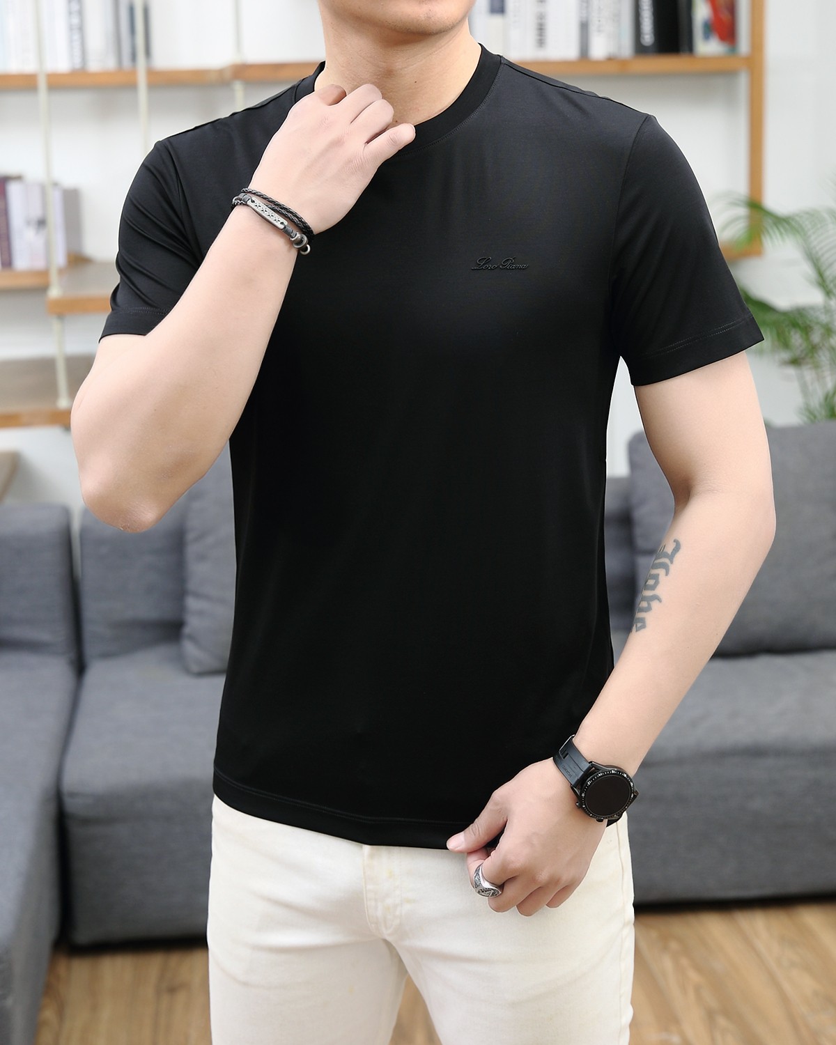 NO:127148,Gucci's new summer fashion round neck short sleeves are made of high-end Yuchan silk fabric. The classic round neck style is unique and cool. The luxurious classic jacquard logo design is versatile. Adhering to the traditional fashion charm of big brands, the unique line design exudes a strong British style, which is very modern and inherits the traditional concept. The precious fabric is smoother, soft, comfortable and breathable. The exquisite craftsmanship and three-dimensional tailoring style bring texture enjoyment. The counter size M-3XL was shipped on the same day!  ,gucci,T-shirt,alexander wang19860909古驰 夏季新品时尚圆领短袖采用高档玉婵丝面料 经典圆领款式独特又清凉 奢华经典提花logo设计百搭气质 秉承大牌的传统时尚魅力,独有的线条设计散发着浓郁的英伦风情,极具现代感亦承袭了传统理念.珍贵面料更加光滑,手感柔顺舒适透气 精湛工艺,立体剪裁风格带来质感享受.专柜尺码M-3XL,当天出货！,,gucci,T-shirt,alexander wang,Men's clothing