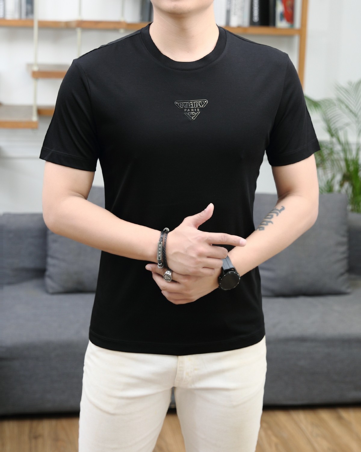 NO:127153,Prada's new summer fashion round neck short sleeves are made of high-end Yuchan silk fabric. The classic round neck style is unique and cool. The luxurious classic jacquard logo design is versatile. Adhering to the traditional fashion charm of the big brand, the unique line design exudes a strong British style, which is very modern and inherits the traditional concept. The precious fabric is smoother, the feel is soft, comfortable and breathable. The exquisite craftsmanship and three-dimensional tailoring style bring texture enjoyment. The counter size M-3XL was shipped on the same day!  ,,prada,T-shirt,alexander wang19860909普拉达 夏季新品时尚圆领短袖采用高档玉婵丝面料 经典圆领款式独特又清凉 奢华经典提花logo设计百搭气质 秉承大牌的传统时尚魅力,独有的线条设计散发着浓郁的英伦风情,极具现代感亦承袭了传统理念.珍贵面料更加光滑,手感柔顺舒适透气 精湛工艺,立体剪裁风格带来质感享受.专柜尺码M-3XL,当天出货！,,prada,T-shirt,alexander wang,Men's clothing