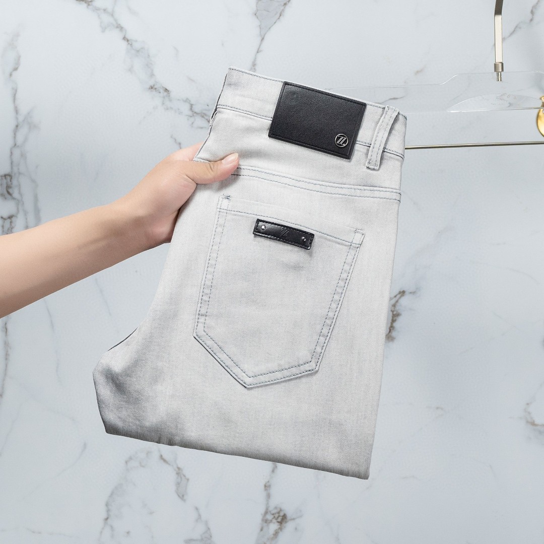 NO:127122,Jenia Men's jeans original original cloth original wash water!  Imported original wash elastic fabrics, complex handicrafts superimposed, any wash process will become a completely different color effect after a few more seconds, so it is more precious, especially long-lasting and odor-resistant... Use the best tannin elastic texture, genuine leather leather cards, high-quality metal accessories... to create a unique and original jeans style!  Original hardware accessories, super positive style, comfortable and breathable, extremely high grade, counter quality, and handsome upper body. Number of 29-38, zegna, jeans, alexander wang19860909杰尼亚 男士牛仔裤原厂原布原洗水！进口原版水洗弹力面料,复杂的手工艺叠加,任何一个洗水环节多停留几秒都会变成完全不一样的颜色效果,所以越加珍贵,特别持久、耐味…… 选用上乘的丹宁弹力质感,真皮皮牌、高定的金属辅料……打造出独特及原创的牛仔裤款型！原版五金辅料,版型超正,舒适透气,档次极高,专柜品质,上身帅气十足. 码数29-38,,zegna,jeans,alexander wang,Men's clothing