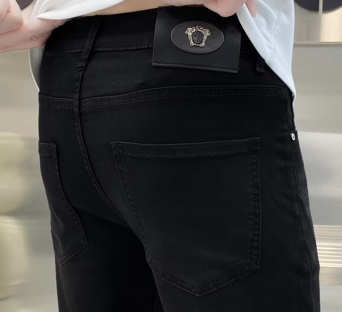 NO:130843,Versace Men's jeans original original cloth original wash water!  Imported original wash elastic fabrics, complex handicrafts superimposed, any wash process will become a completely different color effect after a few more seconds, so it is more precious, especially long-lasting and odor-resistant... Use the best tannin elastic texture, genuine leather leather cards, high-quality metal accessories... to create a unique and original jeans style!  Original hardware accessories, super positive style, comfortable and breathable, extremely high grade, counter quality, and handsome upper body. Number of 29-38, versace, jeans, alexander wang19860909范思哲 男士牛仔裤原厂原布原洗水！进口原版水洗弹力面料,复杂的手工艺叠加,任何一个洗水环节多停留几秒都会变成完全不一样的颜色效果,所以越加珍贵,特别持久、耐味…… 选用上乘的丹宁弹力质感,真皮皮牌、高定的金属辅料……打造出独特及原创的牛仔裤款型！原版五金辅料,版型超正,舒适透气,档次极高,专柜品质,上身帅气十足. 码数29-38,,versace,jeans,alexander wang,Men's clothing