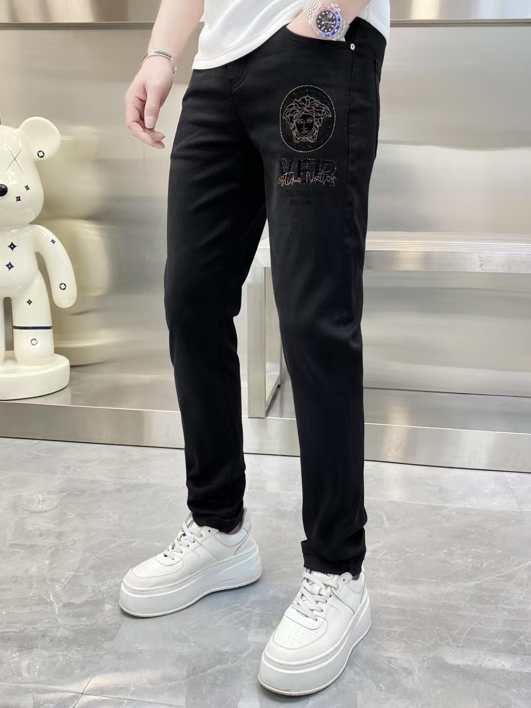 NO:127123,Versace Men's jeans original original cloth original wash water!  Imported original wash elastic fabrics, complex handicrafts superimposed, any wash process will become a completely different color effect after a few more seconds, so it is more precious, especially long-lasting and odor-resistant... Use the best tannin elastic texture, genuine leather leather cards, high-quality metal accessories... to create a unique and original jeans style!  Original hardware accessories, super positive style, comfortable and breathable, extremely high grade, counter quality, and handsome upper body. Number of 29-38, versace, jeans, alexander wang19860909范思哲 男士牛仔裤原厂原布原洗水！进口原版水洗弹力面料,复杂的手工艺叠加,任何一个洗水环节多停留几秒都会变成完全不一样的颜色效果,所以越加珍贵,特别持久、耐味…… 选用上乘的丹宁弹力质感,真皮皮牌、高定的金属辅料……打造出独特及原创的牛仔裤款型！原版五金辅料,版型超正,舒适透气,档次极高,专柜品质,上身帅气十足. 码数29-38,,versace,jeans,alexander wang,Men's clothing