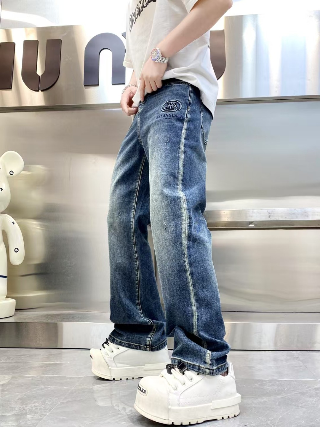 NO:127125,Balenciaga men's jeans original original cloth original washing water!  Imported original washing elastic fabrics, complex handicrafts superimposed, any washing step will become a completely different color effect after a few more seconds, so it is more precious, especially long-lasting and odor-resistant... Use the best tannin elastic texture, genuine leather leather cards, high-quality metal accessories... to create a unique and original jeans style!  Original hardware accessories, super positive style, comfortable and breathable, extremely high grade, counter quality, and handsome upper body. Number of 29-38,,balenciaga,jeans,alexander wang19860909巴黎世家 男士牛仔裤原厂原布原洗水！进口原版水洗弹力面料,复杂的手工艺叠加,任何一个洗水环节多停留几秒都会变成完全不一样的颜色效果,所以越加珍贵,特别持久、耐味…… 选用上乘的丹宁弹力质感,真皮皮牌、高定的金属辅料……打造出独特及原创的牛仔裤款型！原版五金辅料,版型超正,舒适透气,档次极高,专柜品质,上身帅气十足. 码数29-38,,balenciaga,jeans,alexander wang,Men's clothing