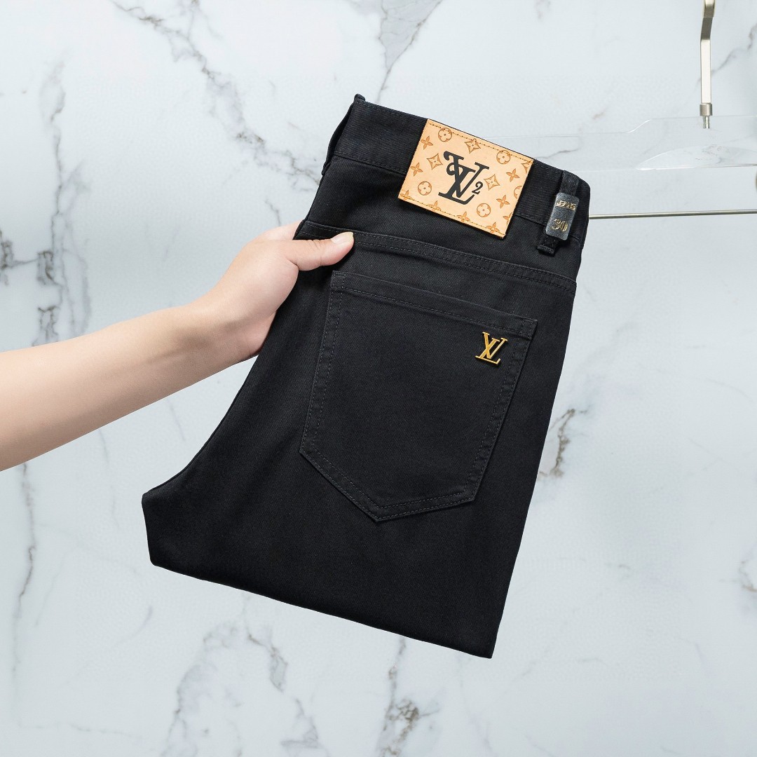 NO:129210,LV 2025 spring and summer style original single men's fashion style customized, 25ss spring and summer top men's fashionable slim foot jeans!  The quality is in place and the fineness of the workmanship is first-class, and it is invincible to challenge the industry's new heights! Classic washing color, pure foreign business channels, high-end imported denim fabrics, specially selected Japanese Okayama authentic 14oz ounce denim fabric, the fabric is soft and delicate, but the muscles and bones are extremely strong and slightly elastic, providing an excellent comfort experience. Heavy industry washing and old-fashioned process has a unique retro style and excellent color tone. The latest leather labels highlight the brand's characteristics, impeccable details, and hardware accessories, leather labels, and wiring all reflect the ingenious craftsmanship!  The style is perfectly tailored, and the hip lifting is excellent in slimming. The invincible and versatile small straight-leg pants can easily sweep across any top matching in the wardrobe. It has extensive compatibility and is both fashionable and casual. It is satisfied with various daily outfits. It has a full upper body style and is a must-have item for quality control!  Size 29~38 (no 37), louis vuitton, jeans, alexander wang19860909LV 2025春夏款 原单男士时装款定制,25ss春夏顶级男士时尚修身小脚牛仔裤 ！品相到位做工精细程度堪称一流,所向披靡挑战业界新高度! 经典水洗色泽,纯正洋行渠道,客供高级进口的丹宁面料,特选日本冈山纯正14oz盎司牛仔布料,面料柔软细腻,但筋骨感极强,略带弹力,提供了绝佳的舒适体验,重工水洗做旧工艺处理,有着独特的复古风格,色调非常出色. 最新的皮标彰显了品牌特质,细节无可挑剔,五金配件、皮标、走线无不体现出匠心工艺！版型剪裁完美,提臀修身显瘦效果极佳,无敌万能百搭的小直筒裤型,可轻松横扫衣橱任何的上装搭配,兼容性广泛,时尚休闲兼备,满足于日常各种穿搭,上身型款十足,于品质控必入型单品！ 尺码29～38（无37）,,louis vuitton,jeans,alexander wang,Men's clothing