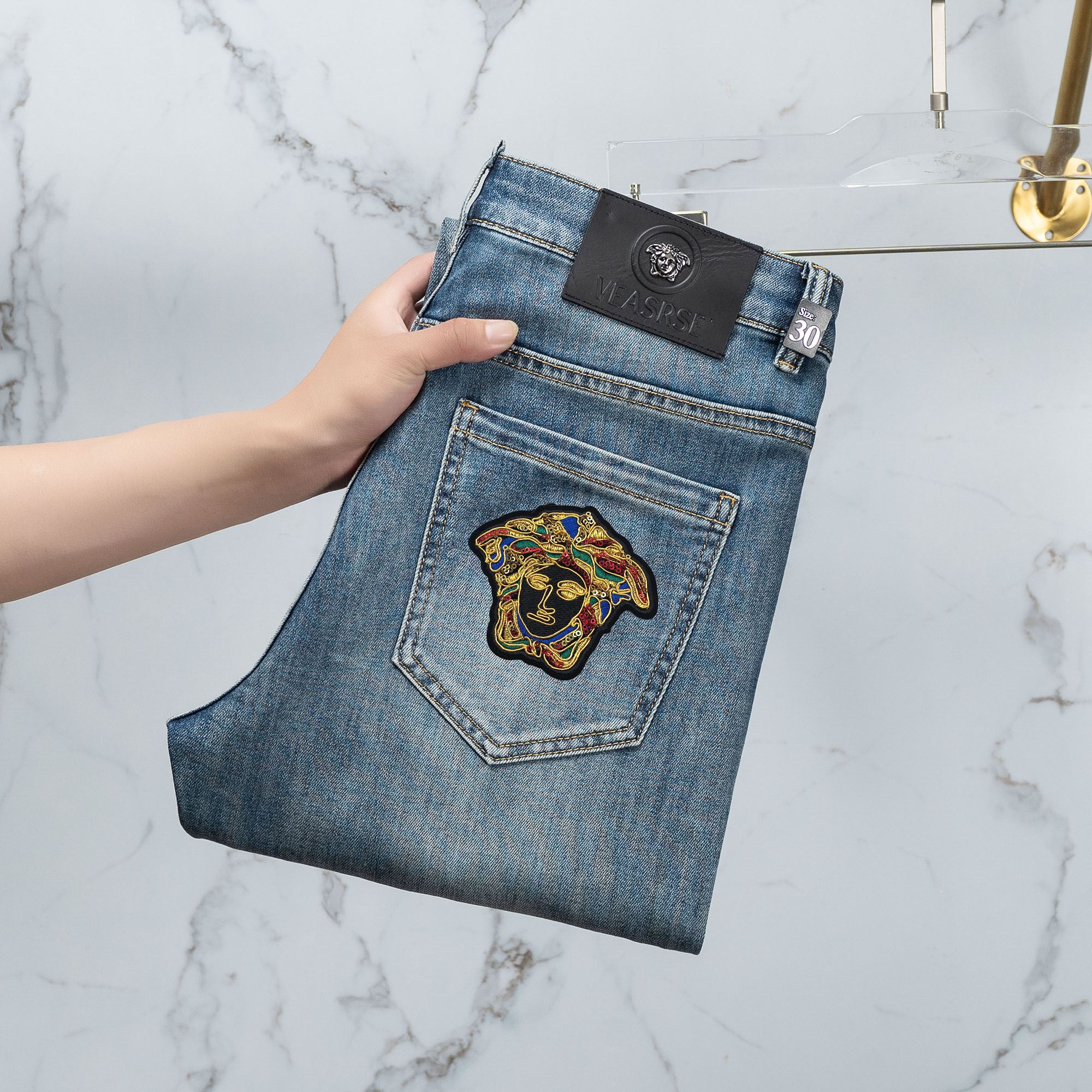 NO:129225,Versace 2025 spring and summer style original single men's fashion model customized, 25ss spring and summer top men's fashionable slim foot jeans!  The quality is in place and the fineness of the workmanship is first-class, and it is invincible to challenge the industry's new heights! Classic washing color, pure foreign business channels, high-end imported denim fabrics, specially selected Japanese Okayama authentic 14oz ounce denim fabric, the fabric is soft and delicate, but the muscles and bones are extremely strong and slightly elastic, providing an excellent comfort experience. Heavy industry washing and old-fashioned process has a unique retro style and excellent color. The latest leather labels highlight the brand's characteristics, impeccable details, and hardware accessories, leather labels, and wiring all reflect the ingenious craftsmanship!  The style is perfectly tailored, and the hip lifting is excellent in slimming. The invincible and versatile small straight-leg pants can easily sweep across any top matching in the wardrobe. It has extensive compatibility and is both fashionable and casual. It is satisfied with various daily outfits. It has a full upper body style and is a must-have item for quality control!  Size 29~38 (no 37), versace, jeans, alexander wang19860909范思哲 2025春夏款 原单男士时装款定制,25ss春夏顶级男士时尚修身小脚牛仔裤 ！品相到位做工精细程度堪称一流,所向披靡挑战业界新高度! 经典水洗色泽,纯正洋行渠道,客供高级进口的丹宁面料,特选日本冈山纯正14oz盎司牛仔布料,面料柔软细腻,但筋骨感极强,略带弹力,提供了绝佳的舒适体验,重工水洗做旧工艺处理,有着独特的复古风格,色调非常出色. 最新的皮标彰显了品牌特质,细节无可挑剔,五金配件、皮标、走线无不体现出匠心工艺！版型剪裁完美,提臀修身显瘦效果极佳,无敌万能百搭的小直筒裤型,可轻松横扫衣橱任何的上装搭配,兼容性广泛,时尚休闲兼备,满足于日常各种穿搭,上身型款十足,于品质控必入型单品！ 尺码29～38（无37）,,versace,jeans,alexander wang,Men's clothing