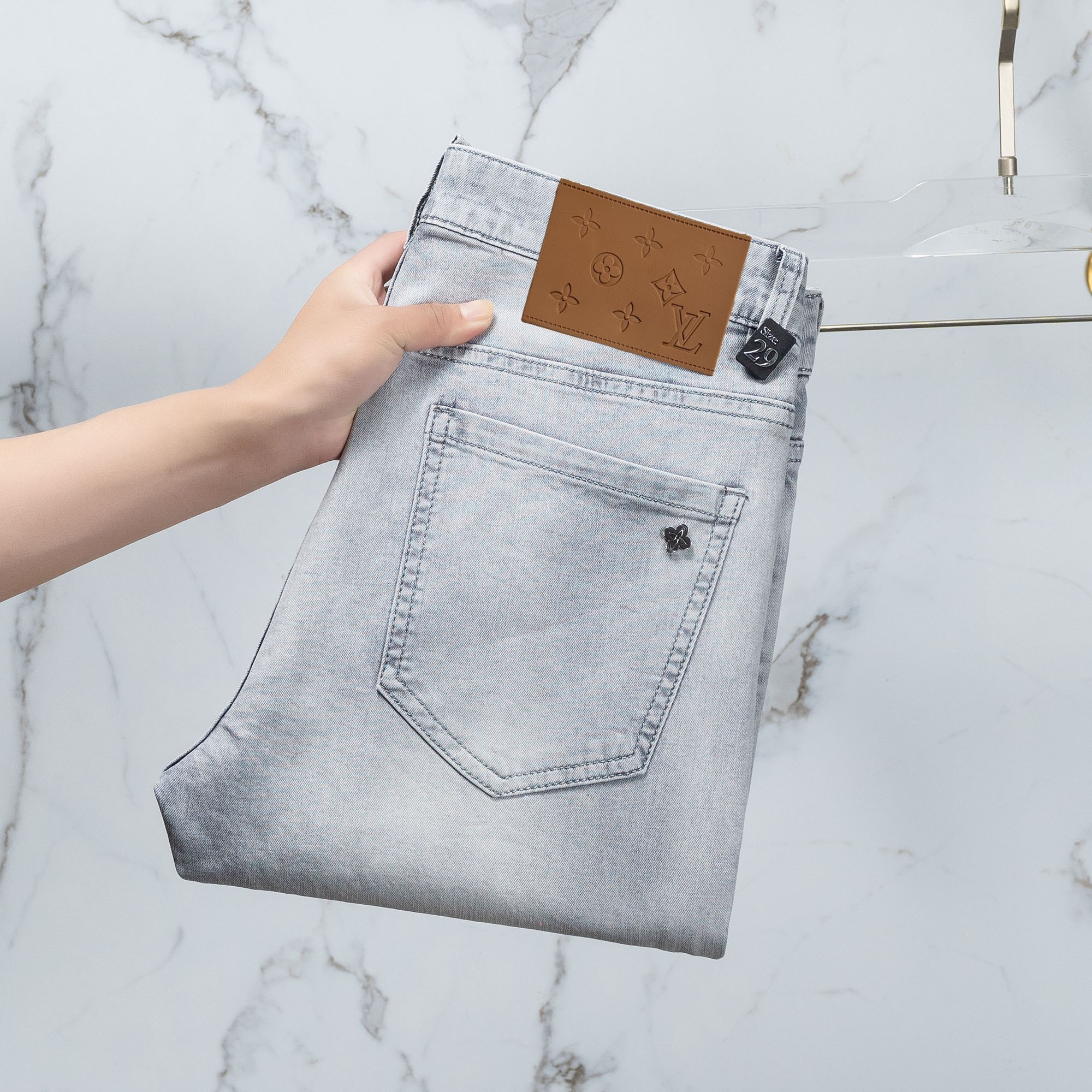 NO:129220,LV 2025 spring and summer style original single men's fashion style customized, 25ss spring and summer top men's fashionable slim foot jeans!  The quality is in place and the fineness of the workmanship is first-class, and it is invincible to challenge the industry's new heights! Classic washing color, pure foreign business channels, high-end imported denim fabrics, specially selected Japanese Okayama authentic 14oz ounce denim fabric, the fabric is soft and delicate, but the muscles and bones are extremely strong and slightly elastic, providing an excellent comfort experience. Heavy industry washing and old-fashioned process has a unique retro style and excellent color. The latest leather labels highlight the brand's characteristics, impeccable details, and hardware accessories, leather labels, and wiring all reflect the ingenious craftsmanship!  The style is perfectly tailored, and the hip lifting is excellent in slimming. The invincible and versatile small straight-leg pants can easily sweep across any top matching in the wardrobe. It has extensive compatibility and is both fashionable and casual. It is satisfied with various daily outfits. It has a full upper body style and is a must-have item for quality control!  Size 29~38 (no 37), louis vuitton, jeans, alexander wang19860909LV 2025春夏款 原单男士时装款定制,25ss春夏顶级男士时尚修身小脚牛仔裤 ！品相到位做工精细程度堪称一流,所向披靡挑战业界新高度! 经典水洗色泽,纯正洋行渠道,客供高级进口的丹宁面料,特选日本冈山纯正14oz盎司牛仔布料,面料柔软细腻,但筋骨感极强,略带弹力,提供了绝佳的舒适体验,重工水洗做旧工艺处理,有着独特的复古风格,色调非常出色. 最新的皮标彰显了品牌特质,细节无可挑剔,五金配件、皮标、走线无不体现出匠心工艺！版型剪裁完美,提臀修身显瘦效果极佳,无敌万能百搭的小直筒裤型,可轻松横扫衣橱任何的上装搭配,兼容性广泛,时尚休闲兼备,满足于日常各种穿搭,上身型款十足,于品质控必入型单品！ 尺码29～38（无37）,,louis vuitton,jeans,alexander wang,Men's clothing