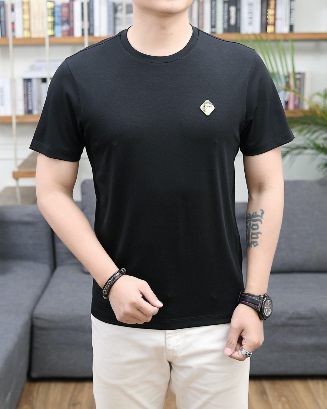 NO:129216,Burberry, three standards, one complete, new short-sleeved T-shirt in spring and summer, customized 120 high-tia tin silk fabric, an indispensable versatile tool in the wardrobe, rare type on the market, soft and skin-friendly, chest brand printing technology has its own recognition, and it combines both internal and external, integrating warmth and comfortable, excellent skin-friendly feeling, daily color matching, perfect interpretation of urban male temperament, must-have counter sizes M-3XL, burberry, T-shirt, tees, t-shirt, alexander wang19860909巴宝莉 三标一齐全 春夏新款短袖T恤 定制120高纱天丝面料 衣橱里不可或缺的百搭利器,市面罕见类型,柔软亲肤,胸口品牌印花工艺自带辨识度 标榜身份,内外兼修 集保暖与舒适于一身,亲肤感极佳,配色日常又好看,完美诠释都市型男气质自留款,春夏必备专柜尺码M-3XL,,burberry,T-shirt,tees，t-shirt,alexander wang,Men's clothing