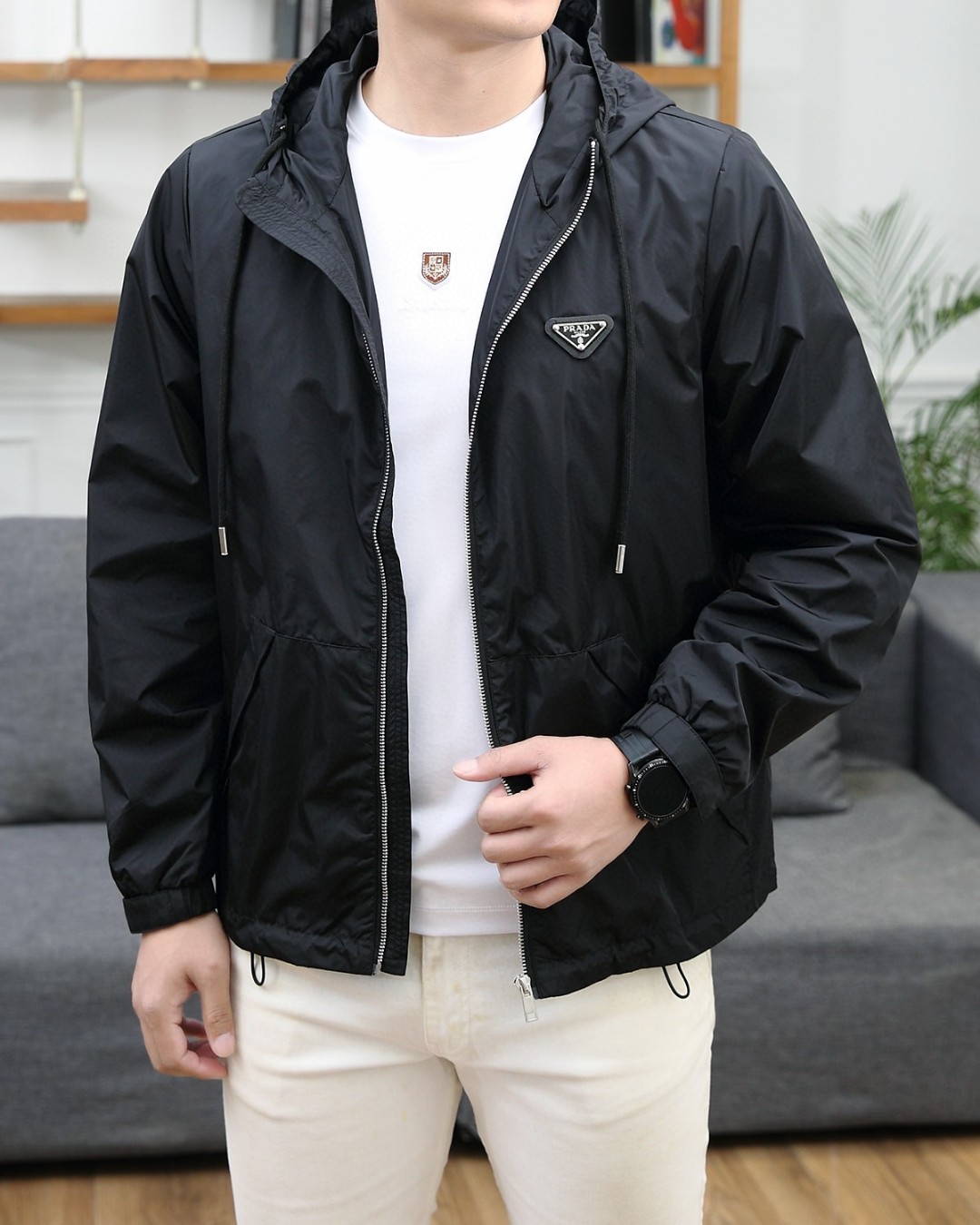 NO:129202,PRADA/Prada 2025 spring counter new style PRADA family annual high-end series Original single luxury fashionable men's high-end hooded jacket casual windbreaker jacket. (Hat can be detached) Exquisite original single auxiliary material organic polyester fiber fabric, simple original logo design shows a more luxurious style, perfectly cut and comfortable and stylish, with a strong overall visual sense, which conforms to men's practical dressing habits. 25ss Spring high-end men's essential item, a temperament product that fully outputs your charm!  The overall design style of this model is simple and elegant, with a classic design, the upper body effect is very good, and the sense of nobility is naturally generated, with a very high recognition, showing an extraordinary sense of style and taste!  It is really obvious that the extra points for men’s aura can feel that extraordinary sense of specification!  Size M～3XL (110-190 catties can be worn), prada, prada, jackets & coats, jackets & coats, hats, alexander wang19860909PRADA/普拉达 2025春季专柜新款 PRADA家族年度高端系列 原单奢华时尚男士高端连帽外套休闲风衣夹克.（帽子可拆卸） 精致原单辅料有机聚酯纤维面料,简洁原版logo设计更显奢华的风范,裁剪完美穿着舒适有型,整体视觉感超强,吻合了男性实用的穿衣习惯. 25ss春季高端男士必备单品,一款全面输出你魅力的气质型产物！扑面而来的奢华感与时尚感,此款整体设计风格简约大气,经典的版型设计,上身效果非常之好,尊贵感油然而生,辨识度相当之高,彰显不凡的格调感跟品味感！对于男士的气场加分真的是显而易见的事情能够感受到那种非同凡响的规格感！ 尺码M～3XL(110-190斤可穿）,,prada,prada,jackets & coats,jackets & coats,hats,alexander wang,Men's clothing