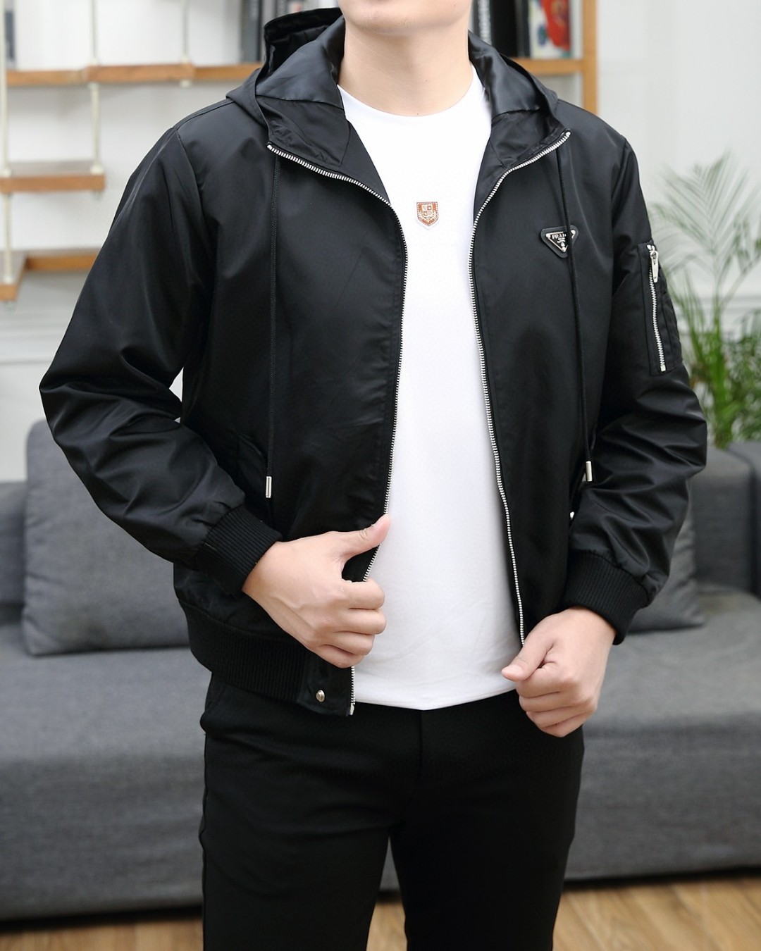 NO:129169,Prada 2025ss Spring New Men's Jacket, original single three-standard full high-end version!  Customized memory fabrics in the counter are breathable and comfortable, with impeccable details, and the brand element design concept reflects high quality. The feel is delicate and soft!  It is casually cut, with a great upper body style!  Code number M~3XL,,,prada,jackets & coats,jackets & coats,alexander wang19860909普拉达 2025ss春季新款男士夹克外套,原单三标齐全高端版本！专柜定制记忆面料 透气舒适度高,细节无可挑剔,品牌元素设计理念,体现高品质.手感细腻柔软！呈现休闲裁剪,上身版型超赞！码数M～3XL,,,prada,jackets & coats,jackets & coats,alexander wang,Men's clothing