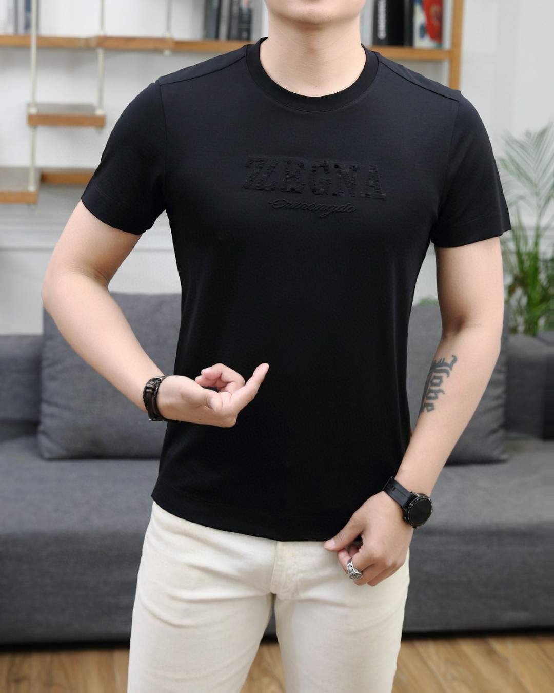 NO:153729,Jenia 2025 summer new product fashionable round neck short sleeves are made of high-end Yuchan silk fabric. The classic round neck style is unique and cool. The luxurious classic jacquard logo design is versatile. Adhering to the traditional fashion charm of the big brand, the unique line design exudes a strong British style, which is very modern and inherits the traditional concept. The precious fabric is smoother, the feel is soft, comfortable and breathable. The exquisite craftsmanship and three-dimensional tailoring style bring texture enjoyment. The counter size M-3XL was shipped on the same day!  ,zegna,T-shirt,alexander wang19860909杰尼亚 2025夏季新品时尚圆领短袖采用高档玉婵丝面料 经典圆领款式独特又清凉 奢华经典提花logo设计百搭气质 秉承大牌的传统时尚魅力,独有的线条设计散发着浓郁的英伦风情,极具现代感亦承袭了传统理念.珍贵面料更加光滑,手感柔顺舒适透气 精湛工艺,立体剪裁风格带来质感享受.专柜尺码M-3XL,当天出货！,,zegna,T-shirt,alexander wang,Men's clothing