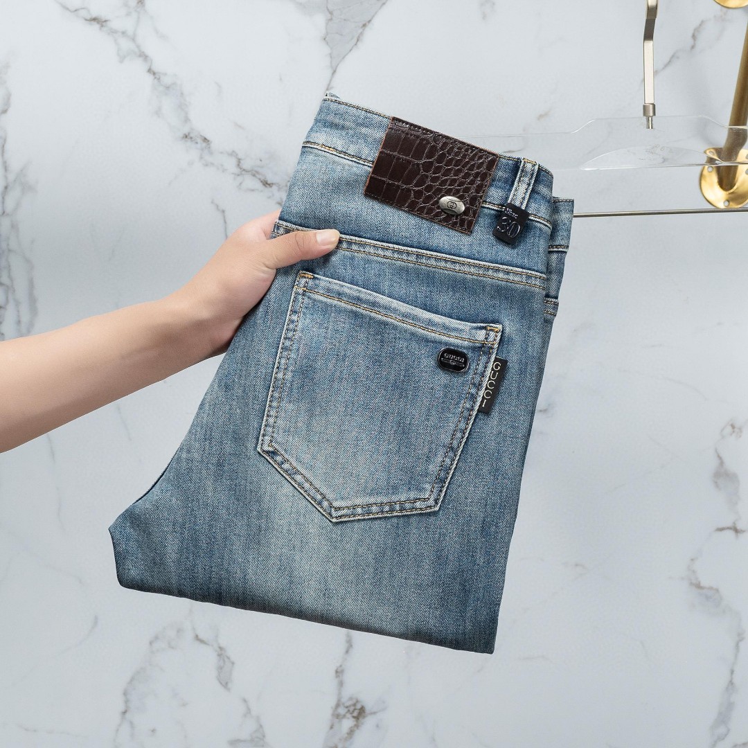 NO:129173,Gucci men's jeans original original cloth original washing water!  Imported original wash elastic fabrics, complex handicrafts superimposed, any wash process will become a completely different color effect after a few more seconds, so it is more precious, especially long-lasting and odor-resistant... Use the best tannin elastic texture, genuine leather leather cards, high-quality metal accessories... to create a unique and original jeans style!  Original hardware accessories, super positive style, comfortable and breathable, extremely high grade, counter quality, and handsome upper body. Number of codes 29-38, gucci, jeans, alexander wang19860909古驰 男士牛仔裤原厂原布原洗水！进口原版水洗弹力面料,复杂的手工艺叠加,任何一个洗水环节多停留几秒都会变成完全不一样的颜色效果,所以越加珍贵,特别持久、耐味…… 选用上乘的丹宁弹力质感,真皮皮牌、高定的金属辅料……打造出独特及原创的牛仔裤款型！原版五金辅料,版型超正,舒适透气,档次极高,专柜品质,上身帅气十足. 码数29-38,,gucci,jeans,alexander wang,Men's clothing