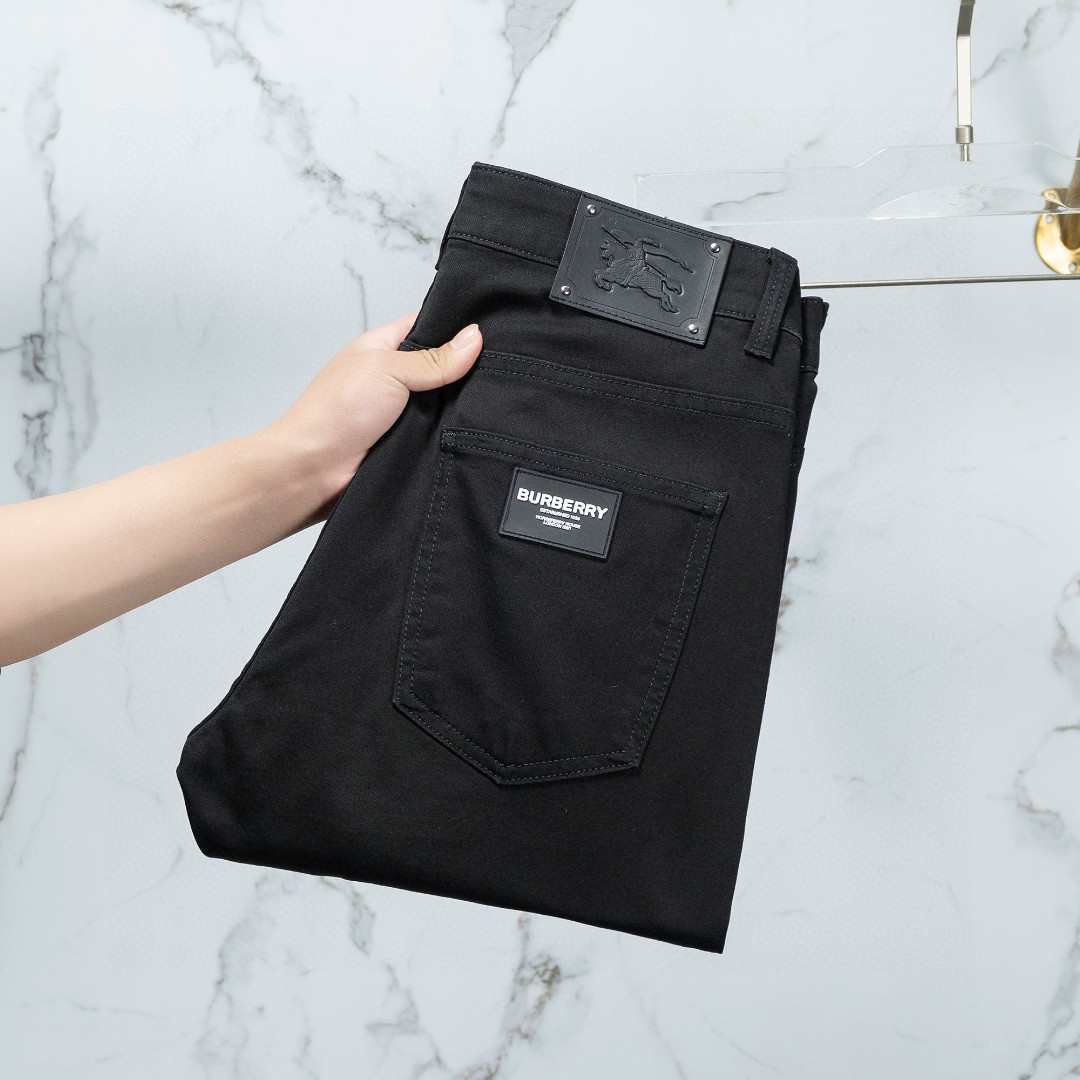 NO:129177,Burberry men's jeans original original cloth original wash water!  Imported original wash elastic fabrics, complex handicrafts superimposed, any wash process will become a completely different color effect after a few more seconds, so it is more precious, especially long-lasting and odor-resistant... Use the best tannin elastic texture, genuine leather leather cards, high-quality metal accessories... to create a unique and original jeans style!  Original hardware accessories, super positive style, comfortable and breathable, extremely high grade, counter quality, and handsome upper body. Number of codes 29-38, burberry, jeans, alexander wang19860909巴宝莉 男士牛仔裤原厂原布原洗水！进口原版水洗弹力面料,复杂的手工艺叠加,任何一个洗水环节多停留几秒都会变成完全不一样的颜色效果,所以越加珍贵,特别持久、耐味…… 选用上乘的丹宁弹力质感,真皮皮牌、高定的金属辅料……打造出独特及原创的牛仔裤款型！原版五金辅料,版型超正,舒适透气,档次极高,专柜品质,上身帅气十足. 码数29-38,,burberry,jeans,alexander wang,Men's clothing