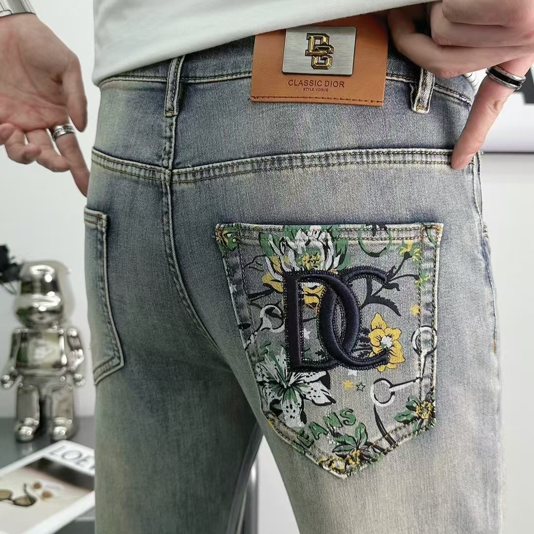 NO:129170,DG 2025ss Spring and Summer New Men's Jeans Selected Imported Tanning Denim Fabric Heavy Industry Environmentally friendly Washing Soft Handle and Wear Resistance Small Straight Slim and Slim, Perfect Details, Selected High Quality of Hardware and Auxiliary Materials, Fine Workmanship, Absolutely Extraordinary Products, Number of 28-38, Shipping the next day, Dolce & Gabbana, Jeans, Alexander Wang19860909DG 2025ss春夏新款男士牛仔裤 精选进口丹宁牛仔面料 重工环保洗水 手感柔和 兼备耐磨性 版型小直筒 微弹力显瘦修身,细节完美,五金辅料精选高等品质,做工精细,绝非凡品,码数28-38,隔天出货,,Dolce&Gabbana,jeans,alexander wang,Men's clothing