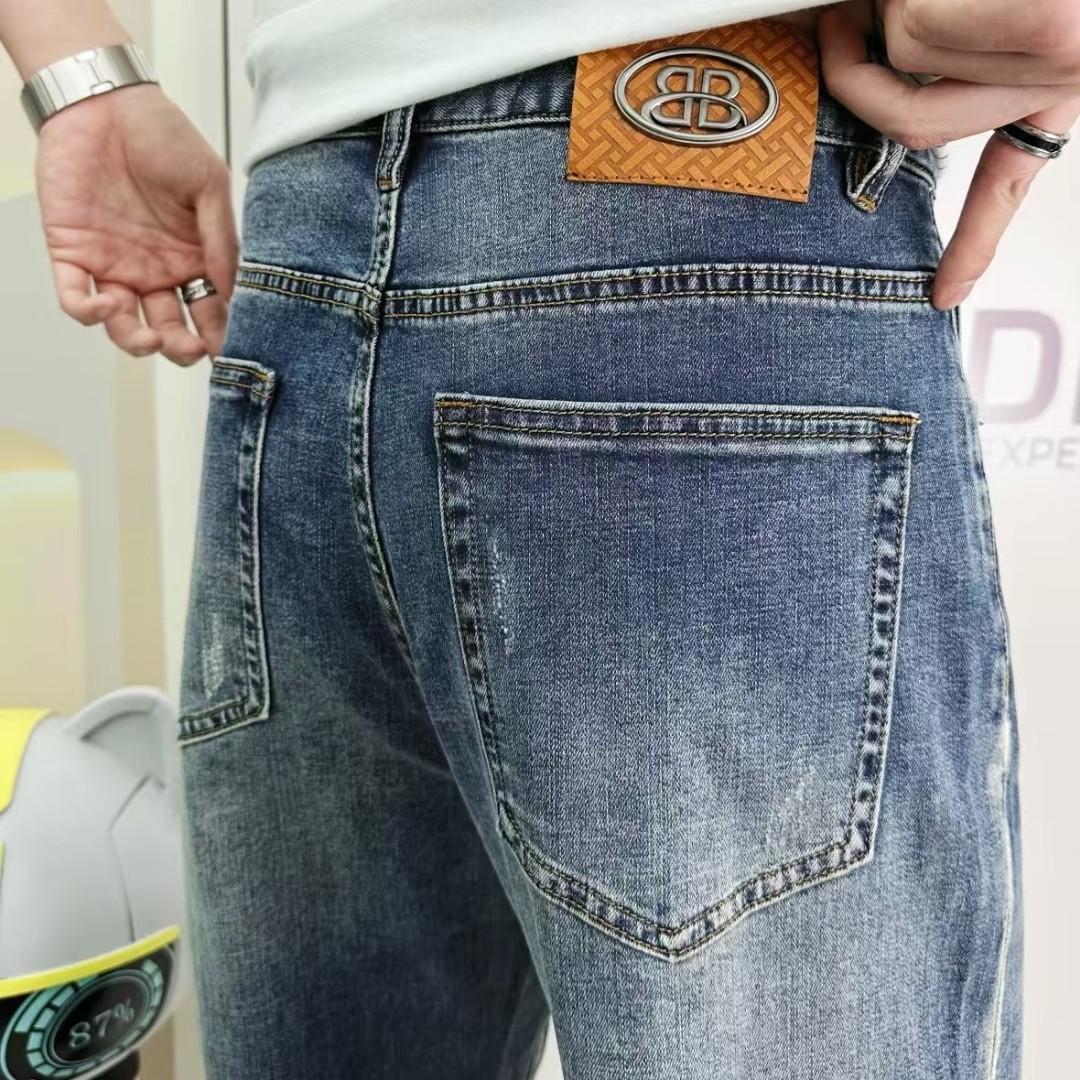 NO:129172,Balenciaga 2025ss Spring and Summer New Men's Jeans Selected Imported Tanning Denim Fabric Heavy Industry Environmentally friendly Washing Soft Handle and Wear Resistance Small Straight Slim and Slim, Perfect Details, Selected High Quality of Hardware and Auxiliary Materials, Fine Workmanship, Absolutely Extraordinary Products, Number of Codes 28-38, Shipping the next day, Balenciaga, Jeans, Alexander Wang19860909巴黎世家 2025ss春夏新款男士牛仔裤 精选进口丹宁牛仔面料 重工环保洗水 手感柔和 兼备耐磨性 版型小直筒 微弹力显瘦修身,细节完美,五金辅料精选高等品质,做工精细,绝非凡品,码数28-38,隔天出货,,balenciaga,jeans,alexander wang,Men's clothing