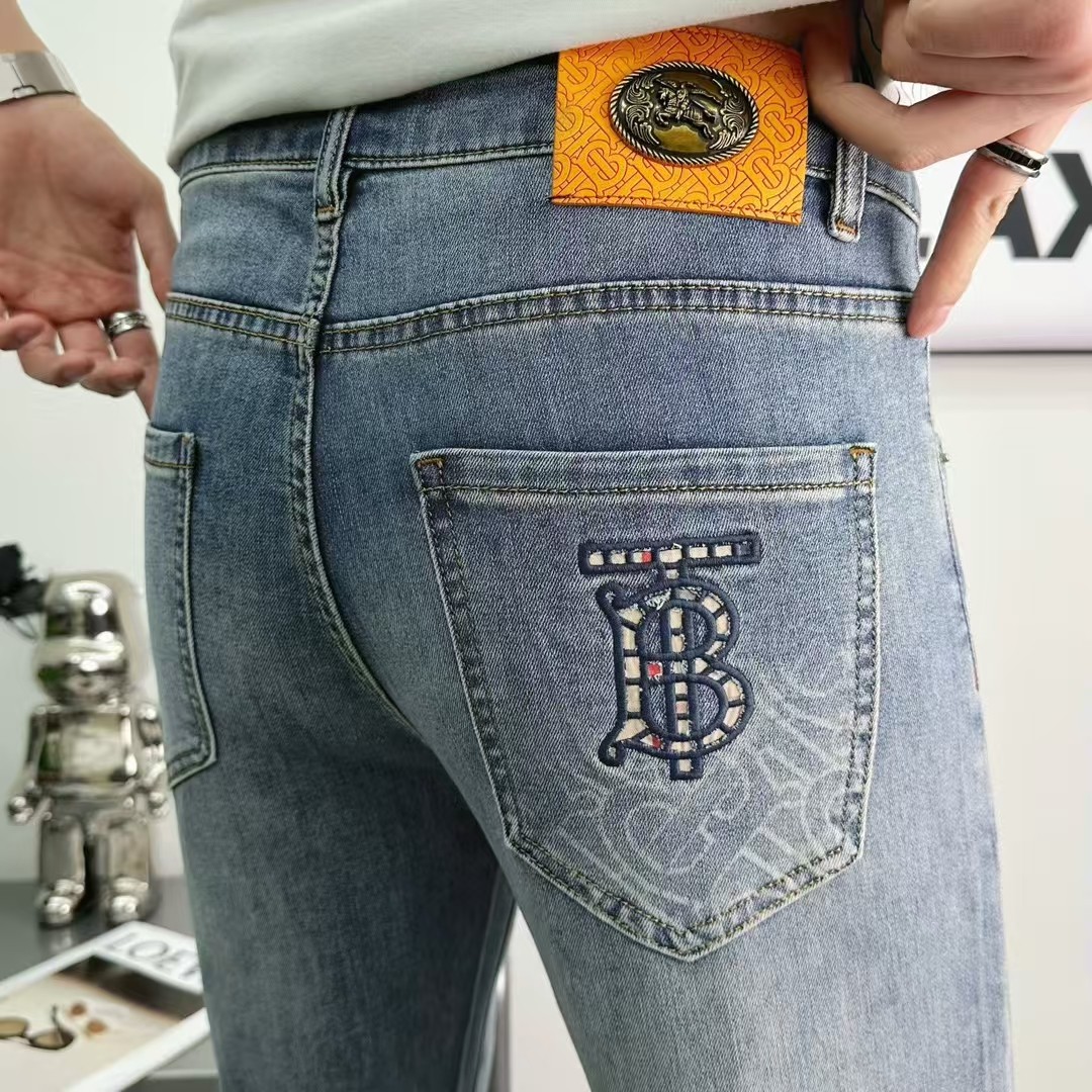 NO:129174,Burberry 2025ss Spring and Summer New Men's Jeans Selected Imported Tanning Denim Fabric Heavy Industry Environmentally friendly Washing Soft Handle and Wear Resistance Small Straight Slim and Slim, Perfect Details, Selected High Quality of Hardware and Auxiliary Materials, Fine Workmanship, Absolutely Extraordinary Products, Number of 28-38, Shipping the next day, Burberry, Jeans, Alexander Wang19860909巴宝莉 2025ss春夏新款男士牛仔裤 精选进口丹宁牛仔面料 重工环保洗水 手感柔和 兼备耐磨性 版型小直筒 微弹力显瘦修身,细节完美,五金辅料精选高等品质,做工精细,绝非凡品,码数28-38,隔天出货,,burberry,jeans,alexander wang,Men's clothing