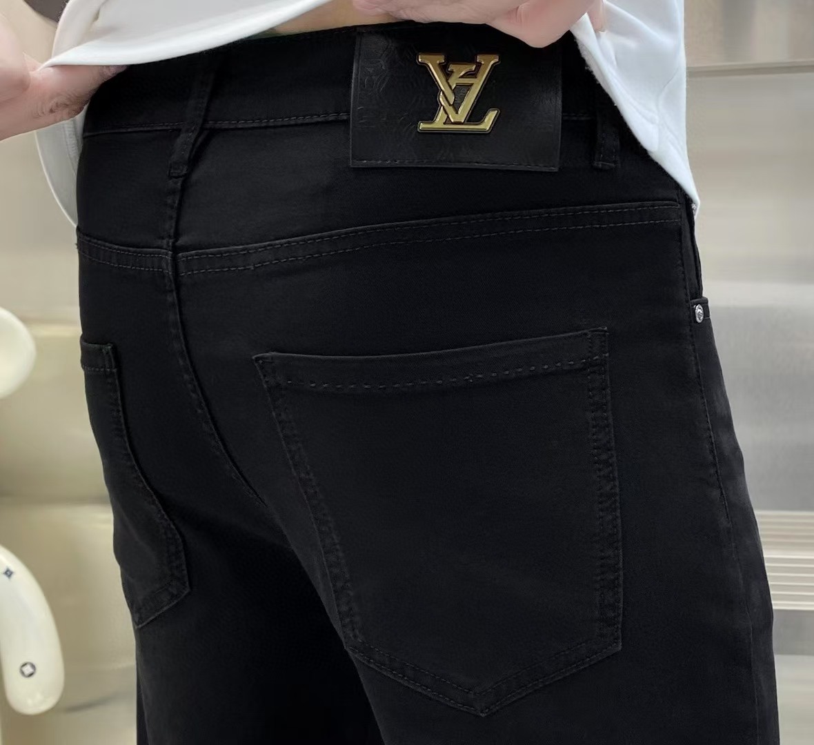 NO:132501,LV official website counter is available simultaneously, original singles, super stylish jeans, customized original washing denim fabric, unique design, top-grade printed craft letter pattern logo, original hardware and auxiliary decoration, extremely superior jeans, the materials and craftsmanship are extremely luxurious and exquisite, extremely high-end, handsome and stylish, recommended, digits 29-38,, louis vuitton, jeans, alexander wang19860909LV 官网专柜同步有售,原单狠货,超级有范儿的一款牛仔裤,定制原版水洗牛仔面料,独特设计,顶级印花工艺字母图案logo,原版五金辅料装饰,极为翘楚的一款牛仔裤,用料与工艺都极致奢华精湛,档次极高,上身帅气有型,推荐,码数29—38,,louis vuitton,jeans,alexander wang,Men's clothing