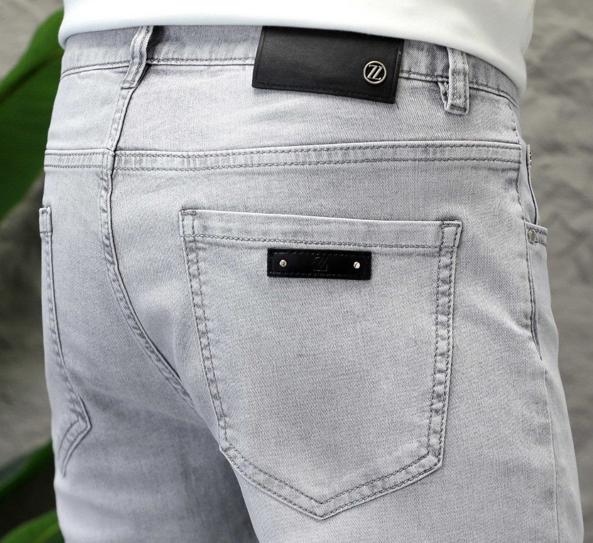 NO:129215,Jenia Men's jeans original original cloth original wash water!  Imported original washing elastic fabrics, complex handicrafts superimposed, any washing step will become a completely different color effect after a few more seconds, so it is more precious, especially long-lasting and odor-resistant... Use the best tannin elastic texture, genuine leather leather cards, high-quality metal accessories... to create a unique and original jeans style!  Original hardware accessories, super positive style, comfortable and breathable, extremely high grade, counter quality, and handsome upper body. Number of 29-38, zegna, jeans, alexander wang19860909杰尼亚 男士牛仔裤原厂原布原洗水！进口原版水洗弹力面料,复杂的手工艺叠加,任何一个洗水环节多停留几秒都会变成完全不一样的颜色效果,所以越加珍贵,特别持久、耐味…… 选用上乘的丹宁弹力质感,真皮皮牌、高定的金属辅料……打造出独特及原创的牛仔裤款型！原版五金辅料,版型超正,舒适透气,档次极高,专柜品质,上身帅气十足. 码数29-38,,zegna,jeans,alexander wang,Men's clothing