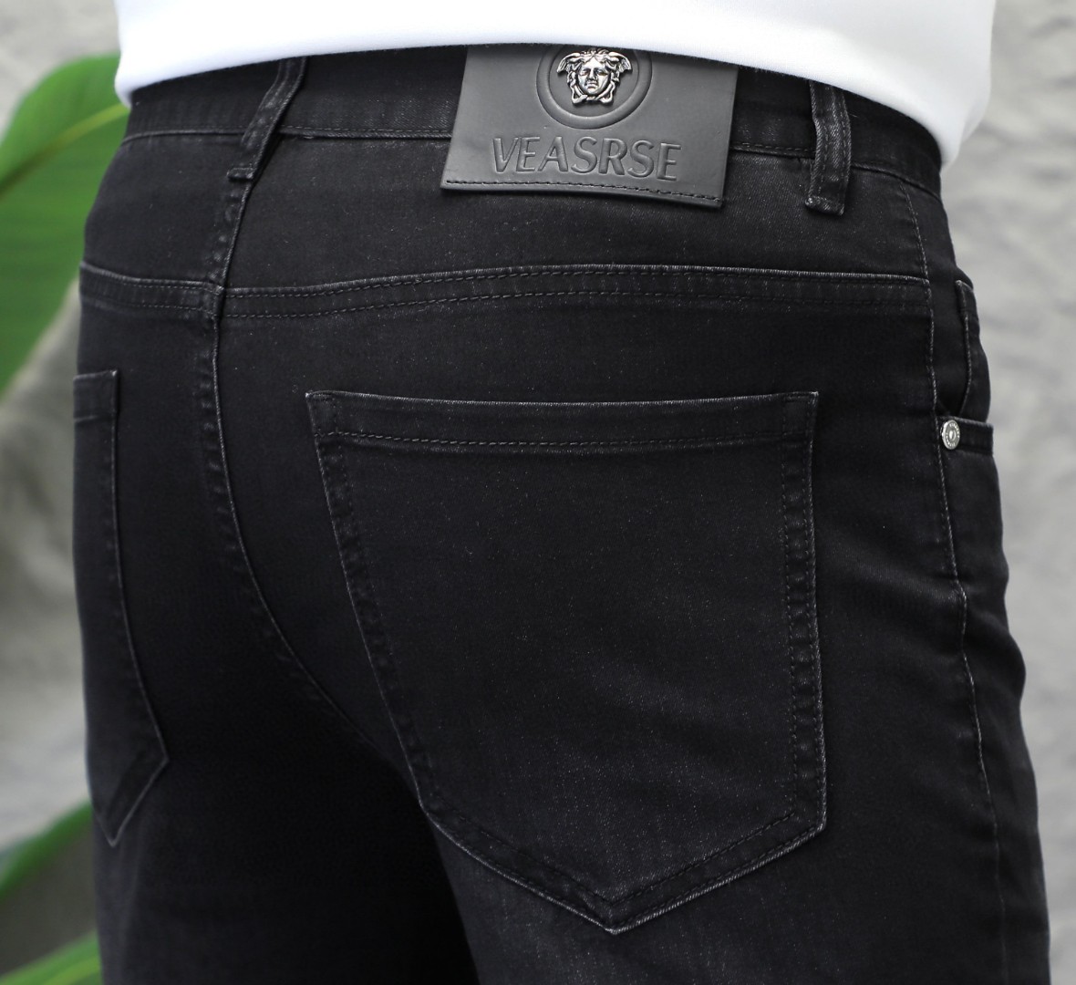 NO:129231,Versace Men's jeans original original cloth original wash water!  Imported original washing elastic fabrics, complex handicrafts superimposed, any washing step will become a completely different color effect after a few more seconds, so it is more precious, especially long-lasting and odor-resistant... Use the best tannin elastic texture, genuine leather leather cards, high-quality metal accessories... to create a unique and original jeans style!  Original hardware accessories, super positive style, comfortable and breathable, extremely high grade, counter quality, and handsome upper body. Number of 29-38, versace, jeans, alexander wang19860909范思哲 男士牛仔裤原厂原布原洗水！进口原版水洗弹力面料,复杂的手工艺叠加,任何一个洗水环节多停留几秒都会变成完全不一样的颜色效果,所以越加珍贵,特别持久、耐味…… 选用上乘的丹宁弹力质感,真皮皮牌、高定的金属辅料……打造出独特及原创的牛仔裤款型！原版五金辅料,版型超正,舒适透气,档次极高,专柜品质,上身帅气十足. 码数29-38,,versace,jeans,alexander wang,Men's clothing