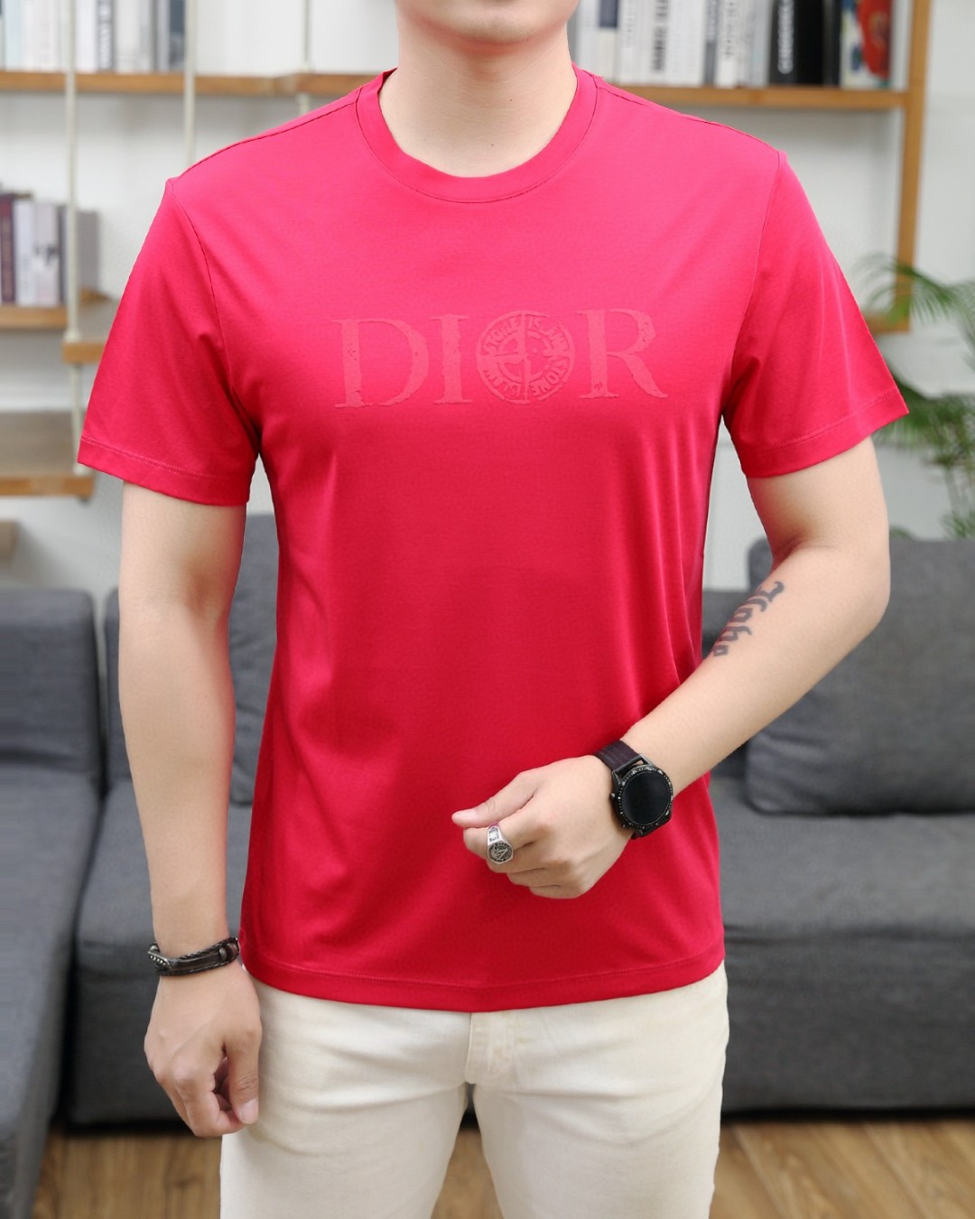 NO:133541,Dior 2025 summer new product fashionable round neck short sleeves are made of high-end Yuchan silk fabric. The classic round neck style is unique and cool. The luxurious classic jacquard logo design is versatile. Adhering to the traditional fashion charm of big brands, the unique line design exudes a strong British style, which is very modern and inherits the traditional concept. The precious fabric is smoother, the feel is soft, comfortable and breathable. The exquisite craftsmanship and three-dimensional tailoring style bring texture enjoyment. The counter size M-3XL was shipped on the same day!  ,dior,T-shirt,alexander wang19860909迪奥 2025夏季新品时尚圆领短袖采用高档玉婵丝面料 经典圆领款式独特又清凉 奢华经典提花logo设计百搭气质 秉承大牌的传统时尚魅力,独有的线条设计散发着浓郁的英伦风情,极具现代感亦承袭了传统理念.珍贵面料更加光滑,手感柔顺舒适透气 精湛工艺,立体剪裁风格带来质感享受.专柜尺码M-3XL,当天出货！,,dior,T-shirt,alexander wang,Men's clothing