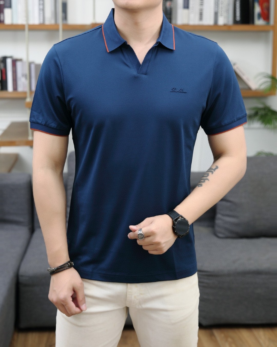 NO:133530,Gucci 24 spring and summer fashion short-sleeved mercerated beads cotton polo lapel T-shirt POLO shirt!  Fabric selection is high-end imported garment custom-woven bead floor fabric, old-fashioned workshop garment process is fixed and dyed, extremely luxurious and special materials, all of which are superior in fabric attributes, merceration process, the fabric has extremely high gloss, delicate and natural mesh structure, perfect comfort and breathability, the touch experience is self-evident, luxurious and ultimate enjoyment!  nn buttons are natural deep-sea shell buttons, each with unique patterns and excellent luster. nn design elements The overall design style of this item retains the purest and natural minimalist route of D's home, clean and high-end tailoring, bringing minimalist aesthetics to the extreme. This POLO shirt reinterprets the classic items in men's wardrobe. The classic bee logo on the chest is perfectly reshaped and interpreted, perfectly presented with exquisite embroidery body. The classic Di*r presbyopia loop contrasting elements inside the back collar, combined with the collar and cuffs, cleverly use contrasting color treatment to form an echo. The visual sense is very strong, full of youthfulness and vitality, enhances the sense of fashion, making the shape more advanced and fashionable, showing a distinct fashion proposition!  nThe details show high-end features, the two-button open-closed placket, exquisite shell buckle embellishment, paired with a small lapel design, age-reducing and fashionable, full of vitality and easy to highlight the temperament. The upper body effect is capable and neat, and it has both shapes. It is a versatile and practical POLO shirt!  n Color: white and black!  Size M-3XLM size, shoulder width 43, bust 98, sleeve length 20, clothing length 68 (please report height and weight if order),,gucci,dior,T-shirt,tees,t-shirt,alexander wang19860909古驰 24春夏时装款短袖丝光珠地棉马球翻领T恤POLO衫！面料甄选高级进口成衣定织珠地面料,老牌工坊成衣工序定织定染,极为奢华特殊的材质,面料属性皆为上乘,丝光工艺处理,面料光泽度极高,网眼结构细腻自然,舒适性与透气性完美兼备,触感体验不言而喻,奢华极致享受！nn纽扣为天然深海贝壳扣,每粒都有着独一无二的纹路,光泽感极好.nn设计元素该款单品整体的设计风格,保留D家最纯粹且自然的极简路线,干净且高级剪裁,将极简主义美学发挥到极致.这款POLO衫重新诠释男士衣橱里的经典单品.胸前经典蜜蜂标识得到完美重塑演绎,以精致的刺绣体完美呈现,后领内经典Di*r老花循环撞色元素,结合领部与袖口皆巧妙运用撞色处理形成呼应,视觉感极强,充满年轻态且活力感,提升了时尚感,让造型变得更具高级和时髦,展现出极具鲜明时尚主张！n细节之处尽显高级,两扣开合门襟,精致贝壳扣点缀,搭配小翻领设计,减龄又时髦,充满活力且极易凸显出气质感,上身效果干练利落,型格兼具,百搭实穿性极好的一款POLO衫！n颜色:白黑两色！ 尺码M-3XLM码 肩宽43 胸围98 袖长20 衣长68（下单请报身高体重）,,gucci,dior,T-shirt,tees，t-shirt,alexander wang,Men's clothing