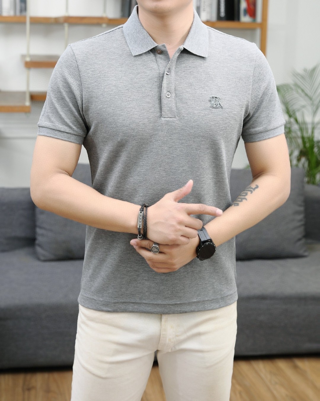 NO:133528,BC 2025 spring and summer new models are coming~~ Recommended by old money and upstarts!  Today I recommend his versatile classic POLO shirt!  Classic styles every year. A style that can be matched well for business commuting. Chest logo embroidery, classic three-pin buckle, details of the turtle back, inner logo, a combination of style. There is no excessive decorative embellishment. The fabric is exquisite and easy to match as the overall design. The fabric is made of customer-supplied woven. Mercerized bead floor fabric, skin-friendly and breathable. At the same time, the fabric is very backbone, the upper body is crisp and stylish, and the hardware and auxiliary materials are all in full. Color Black White. Number M-3XL. Try it on 172-148. Wear L slim feel, alexander wang19860909BC 2025春夏新款来袭～～老钱新贵推荐！今天推荐他家百搭经典POLO衫 ！年年经典款式 商务通勤都能很好搭配的一款 .胸口标志刺绣 经典三粒扣 龟背的细节 内里标志 合体的版型.没有过多的装饰点缀 以版型面料考究易于搭配 作为整体设计 面料采用客供定织 丝光珠地面料,亲肤透气同时,面料很有骨干,上身挺括有型,五金辅料全品相 颜色 黑色 白色 码数M-3XL 试穿172-148穿L修身感,,alexander wang,Men's clothing