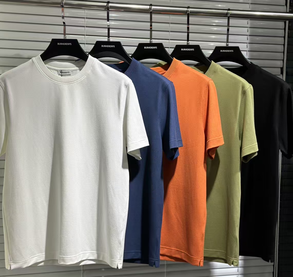 NO:133513,Brunello C 25SS spring and summer new top wool modal blend contrasting color round neck short Tee, men's classic totem embroidered thread logo business casual short-sleeved T-shirt!  Trading companies have sparse channels and are released on the official website at the same time!  BC home’s new high-end short Tee is dedicated. It is not only a piece of clothing, but also a display of a life attitude, and the pursuit and yearning for a quality life!  (Milk control must be used) Customized wool modal blend fabrics are carefully selected and matched to present an unparalleled texture!  The composition not only ensures the softness and breathability of the fabric, but also gives the clothes excellent elasticity and wear resistance!  The fabric feels soft and delicate, as smooth as baby's skin, and the skin-friendly and comfortableness is not inferior to cashmere fabric, which makes people feel a hint of coolness and comfort in the hot summer!  The delicate and natural pineapple pattern structure, combined with the horizontal knitting process, not only enriches the visual layer, but also gives the clothes a unique sense of fashion. The collar part adopts tinted ribbed splicing technology, which not only enhances the three-dimensional sense of the clothes, but also visually enhances the layering, making the whole T-shirt look more refined and stylish!  The classic totem embroidery thread on the chest is the finishing touch of the whole dress!  The casual straight-tube style design not only retains the casualness of the T-shirt, but also cleverly modifys the body lines!  Whether worn alone or as an inner wear, you can easily control various styles and occasions, showing the wearer's fashionable attitude and extraordinary temperament!  Article number 6811-B Size 48/M-56/3XL 48 Shoulder width 43 bust 100 Long 67 Sleeve length 22 50 Shoulder width 45 Bust 104 Long 68 Sleeve length 23 52 Shoulder width 47 Bust 108 Long 69 Sleeve length 24 54 Shoulder width 49 Bust 112 Long 70 Sleeve length 25 56 Shoulder width 51 Bust 116 Long 71 Sleeve length 26, brunello cucinelli, chanel, T-shirt,tees, t-shirt,alexander wang19860909Brunello C 25SS春夏新款顶级羊毛莫代尔混纺撞色圆领短Tee,男士经典图腾绣线徽标商务休闲短袖T恤衫！贸易公司渠道稀出,同步官网发售！BC家新款高端短Tee奉献,它不仅是一件衣物,更是一种生活态度的展现,是对品质生活的追求与向往！ (面料控必入)客供定制的羊毛莫代尔混纺面料,经过精心挑选与配比,呈现出无与伦比的质感！成分组合不仅确保了面料的柔软度与透气性,更赋予了衣物出色的弹性与耐磨性！面料触感软糯细腻,仿佛婴儿肌肤般柔滑,亲肤舒适度完全不输羊绒面料,让人在炎炎夏日也能感受到一丝凉爽与惬意！细腻自然的菠萝纹结构,搭配横机针织工艺,不仅丰富了视觉层次,更赋予了衣物独特的时尚感.衣领部分采用了色织罗纹拼接技术,不仅增强了衣物的立体感,更在视觉上提升了层次感,使得整件T恤看起来更加精致、有型！而胸前那经典图腾绣线,则是整件衣服的点睛之笔！休闲直筒的版型设计,既保留了T恤的随性自在,又巧妙地修饰了身形线条！无论是单穿还是作为内搭,都能轻松驾驭各种风格与场合,展现出穿着者的时尚态度与不凡气质！货号6811-B 尺码48/M-56/3XL 48 肩宽43胸围100衣长67袖长22 50 肩宽45胸围104衣长68袖长23 52 肩宽47胸围108衣长69袖长24 54 肩宽49胸围112衣长70袖长25 56 肩宽51胸围116衣长71袖长26,,brunello cucinelli,chanel,T-shirt,tees，t-shirt,alexander wang,Men's clothing