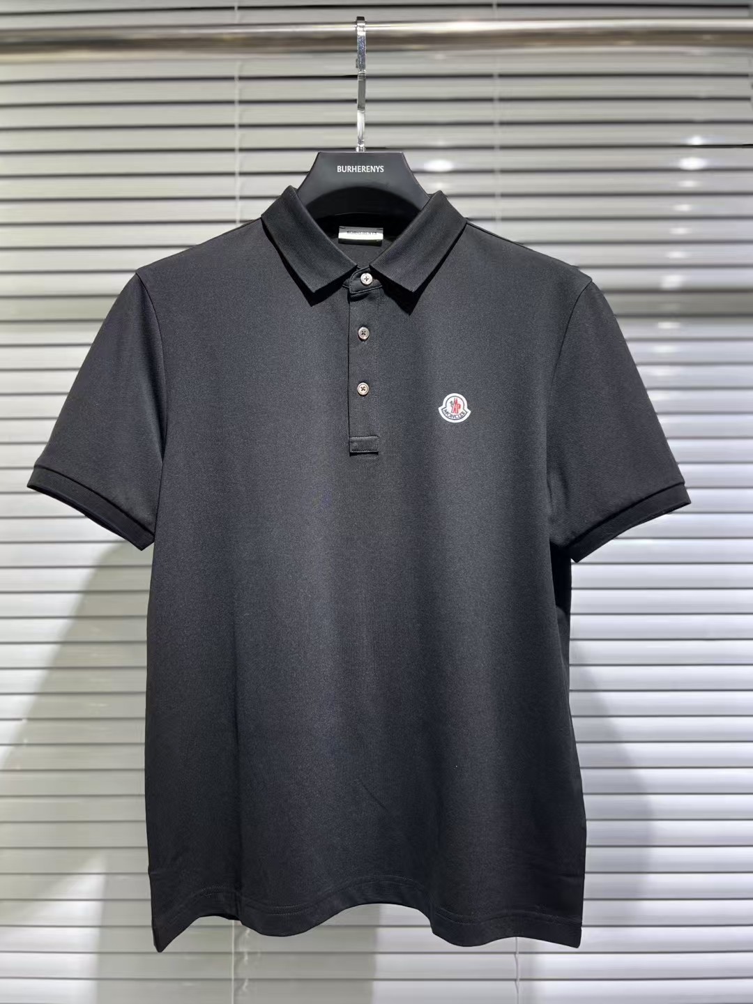 NO:133516,New spring and summer 2025 style!  Sunny Beach Travel and Holiday Recommendations!  Cabinets are on sale!  Men's logo patch short-sleeved Polo shirt Classic style, collar and cuff contrasting embellishment, not exaggerated, but also well highlights the highlights of details. Combined tailoring, the chest is decorated with logo embellishment, making the whole more detailed. Combined style, the fabric is made of cotton-gauze material, comfortable, skin-friendly, breathable, and a style that is very practical for commuting and leisure. Highly recommended. Color Black Blue Size M-3XL Try on 172-Wear L Slim Size M-3XL, Moncler, T-shirt, alexander wang19860909蒙口 2025春夏新款！阳光沙滩 旅游度假推荐！ 柜在售！男士标识贴片短袖Polo衫 经典款 领口袖口撞色点缀 不夸张的同时又能很好彰显细节亮点 合体的剪裁 胸口饰以徽标点缀 让整体更具细节感 合体的版型,面料采用全棉珠地料,舒适,亲肤,透气好,平时通勤休闲都很实穿的一款 强烈推荐 颜色 黑色 蓝色 码数 M-3XL 试穿172-穿L修身尺码M-3XL,,Moncler,T-shirt,alexander wang,Men's clothing