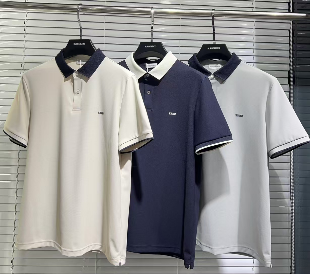 NO:129226,Jenia 2025ss summer new style, the latest lapel polo shirt on the official website, matched with brand icons, continues the minimalist and normal design, and is fashionable and elegant!  The color matching is light and versatile, and the details are exquisite and outstanding!  The fabric is made of imported mercerized bead flooring cotton, and the high-quality long-length cotton raw materials are selected!  Skin-friendly and smooth feel, perfect for both comfort and breathability!  The fabric attributes are excellent!  Full of high-end feeling!  Simple and elegant design, extremely versatile and practical!  Code number M-3XL, zegna, alexander wang19860909杰尼亚 2025ss夏季新款 官网最新款翻领 polo衫,搭配品牌图标,延续极简常态化的设计,时髦与气质于一身！配色轻熟百搭 细节精致出挑！面料采用进口丝光珠地棉,甄选上等长绒棉花原料！亲肤挺滑手感,舒适性与透气性完美兼备！面料属性皆为上乘！高级感十足！ 简约大气的设计 百搭实穿性极高！ 码数M-3XL,,zegna,alexander wang,Men's clothing