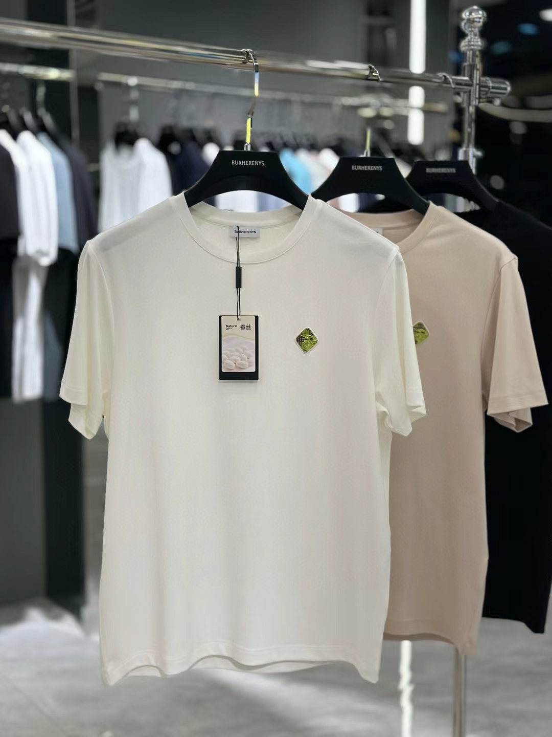 NO:129233,Burberry's new summer 2025 fashion round neck short sleeves are made of high-end mulberry silk fabric. The classic round neck style is unique and cool. The luxurious classic jacquard logo design is versatile. Adhering to the traditional fashion charm of the big brand, the unique line design exudes a strong British style, which is very modern and inherits the traditional concept. The precious fabric is smoother, the feel is soft, comfortable and breathable. The exquisite craftsmanship and three-dimensional tailoring style bring texture enjoyment. The counter size M-3XL was shipped on the same day!  ,burberry,T-shirt,alexander wang19860909巴宝莉 2025夏季新品时尚圆领短袖采用高档桑蚕丝面料 经典圆领款式独特又清凉 奢华经典提花logo设计百搭气质 秉承大牌的传统时尚魅力,独有的线条设计散发着浓郁的英伦风情,极具现代感亦承袭了传统理念.珍贵面料更加光滑,手感柔顺舒适透气 精湛工艺,立体剪裁风格带来质感享受.专柜尺码M-3XL,当天出货！,,burberry,T-shirt,alexander wang,Men's clothing