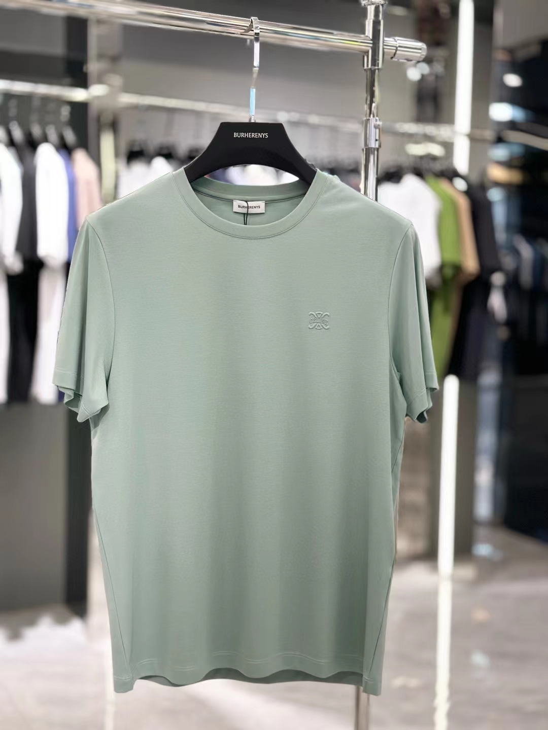 NO:133519,Selin 2025 summer new product fashionable round neck short sleeves are made of high-end mulberry silk fabric. The classic round neck style is unique and cool. The luxurious classic jacquard logo design is versatile. Adhering to the traditional fashion charm of big brands, the unique line design exudes a strong British style, which is very modern and inherits the traditional concept. The precious fabric is smoother, the feel is soft, comfortable and breathable. The exquisite craftsmanship and three-dimensional tailoring style bring texture enjoyment. The counter size M-3XL was shipped on the same day!  ,celine,T-shirt,alexander wang19860909赛琳 2025夏季新品时尚圆领短袖采用高档桑蚕丝面料 经典圆领款式独特又清凉 奢华经典提花logo设计百搭气质 秉承大牌的传统时尚魅力,独有的线条设计散发着浓郁的英伦风情,极具现代感亦承袭了传统理念.珍贵面料更加光滑,手感柔顺舒适透气 精湛工艺,立体剪裁风格带来质感享受.专柜尺码M-3XL,当天出货！,,celine,T-shirt,alexander wang,Men's clothing