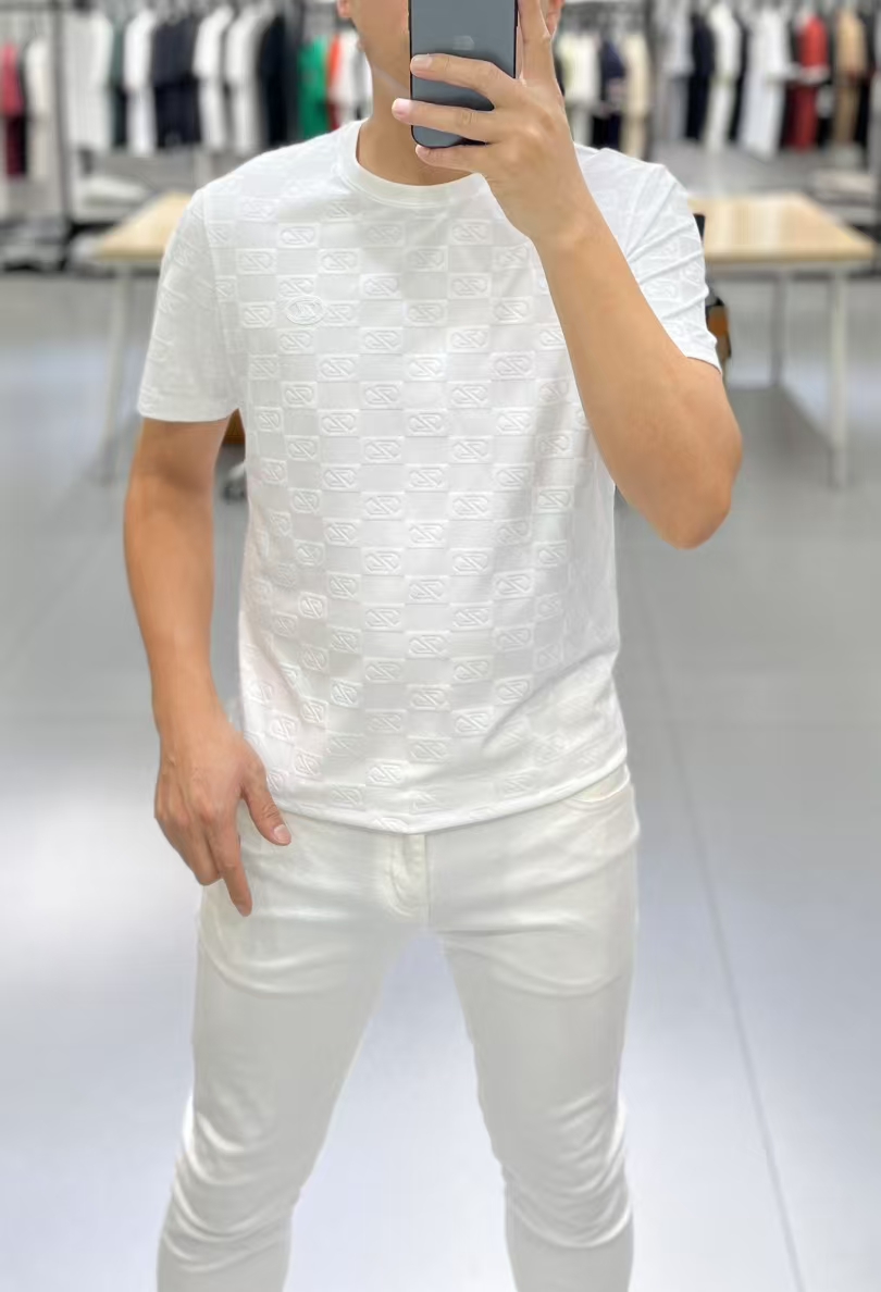 NO:133522,Zenia 2025 Fendi Men's Fashion Jacquard Short-Sleeve T-shirt is made of high-end jacquard fabric, classic round neck, unique and cool, luxurious classic brand logo design is versatile, adhering to the traditional fashion charm of big brands, the unique double F arrangement jacquard line design exudes a rich British style, and is very modern and inherits the traditional concept. The precious fabric is smoother, soft, comfortable and breathable, and high elasticity, exquisite craftsmanship, and three-dimensional tailoring style brings texture enjoyment. White, black, khaki are available. Size M-3XL, fendi,zegna, T-shirt,tees, t-shirt,alexander wang19860909杰尼亚 2025芬迪男士时尚提花短袖T恤 采用高档提花面料 经典圆领 独特又清凉 奢华经典品牌logo设计百搭气质 秉承大牌的传统时尚魅力,独有的双F排列提花线条设计散发着浓郁的英伦风情,极具现代感亦承袭了传统理念.珍贵面料更加光滑,手感柔顺舒适透气 高弹力,精湛工艺,立体剪裁风格带来质感享受.白色、黑色、卡其色可选.尺码M-3XL,,fendi,zegna,T-shirt,tees，t-shirt,alexander wang,Men's clothing