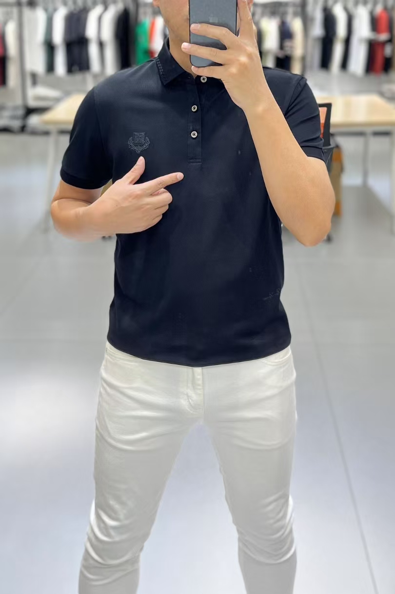 NO:133524,LP Spring and Summer New Model!  Sunny Beach Travel and Holiday Recommendations!  Cabinets are on sale!  Men's logo patch short-sleeved Polo shirt Classic style, collar and cuff contrasting embellishment, not exaggerated, but also well highlights the highlights of details. Combined tailoring, the chest is decorated with logo embellishment, making the whole more detailed. Combined style, the fabric is made of cotton-gauze material, comfortable, skin-friendly, breathable, and a style that is very practical for commuting and leisure. Highly recommended. Color Black Blue Size M-3XL Try on 172-Wear L slim size M-3XL,,loro piano,T-shirt,alexander wang19860909LP 春夏新款！阳光沙滩 旅游度假推荐！ 柜在售！男士标识贴片短袖Polo衫 经典款 领口袖口撞色点缀 不夸张的同时又能很好彰显细节亮点 合体的剪裁 胸口饰以徽标点缀 让整体更具细节感 合体的版型,面料采用全棉珠地料,舒适,亲肤,透气好,平时通勤休闲都很实穿的一款 强烈推荐 颜色 黑色 蓝色 码数 M-3XL 试穿172-穿L修身尺码M-3XL,,loro piana,T-shirt,alexander wang,Men's clothing