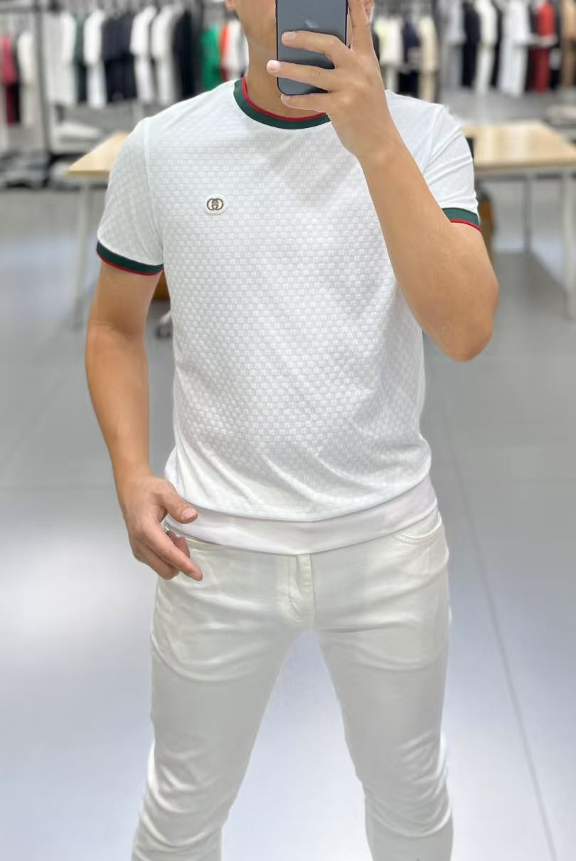 NO:133525,Gucci 2025 Fendi Men's Fashion Jacquard Short-Sleeve T-shirt is made of high-end jacquard fabric, classic round neck, unique and cool, luxurious classic brand logo design is versatile, adhering to the traditional fashion charm of big brands, the unique double F arrangement jacquard line design exudes a strong British style, and is very modern and inherits the traditional concept. The precious fabric is smoother, soft, comfortable and breathable, and high elasticity, exquisite craftsmanship, and three-dimensional tailoring style brings texture enjoyment. White, black, khaki are available. Size M-3XL, fendi, gucci, T-shirt, tees, t-shirt, alexander wang19860909古驰 2025芬迪男士时尚提花短袖T恤 采用高档提花面料 经典圆领 独特又清凉 奢华经典品牌logo设计百搭气质 秉承大牌的传统时尚魅力,独有的双F排列提花线条设计散发着浓郁的英伦风情,极具现代感亦承袭了传统理念.珍贵面料更加光滑,手感柔顺舒适透气 高弹力,精湛工艺,立体剪裁风格带来质感享受.白色、黑色、卡其色可选.尺码M-3XL,,fendi,gucci,T-shirt,tees，t-shirt,alexander wang,Men's clothing