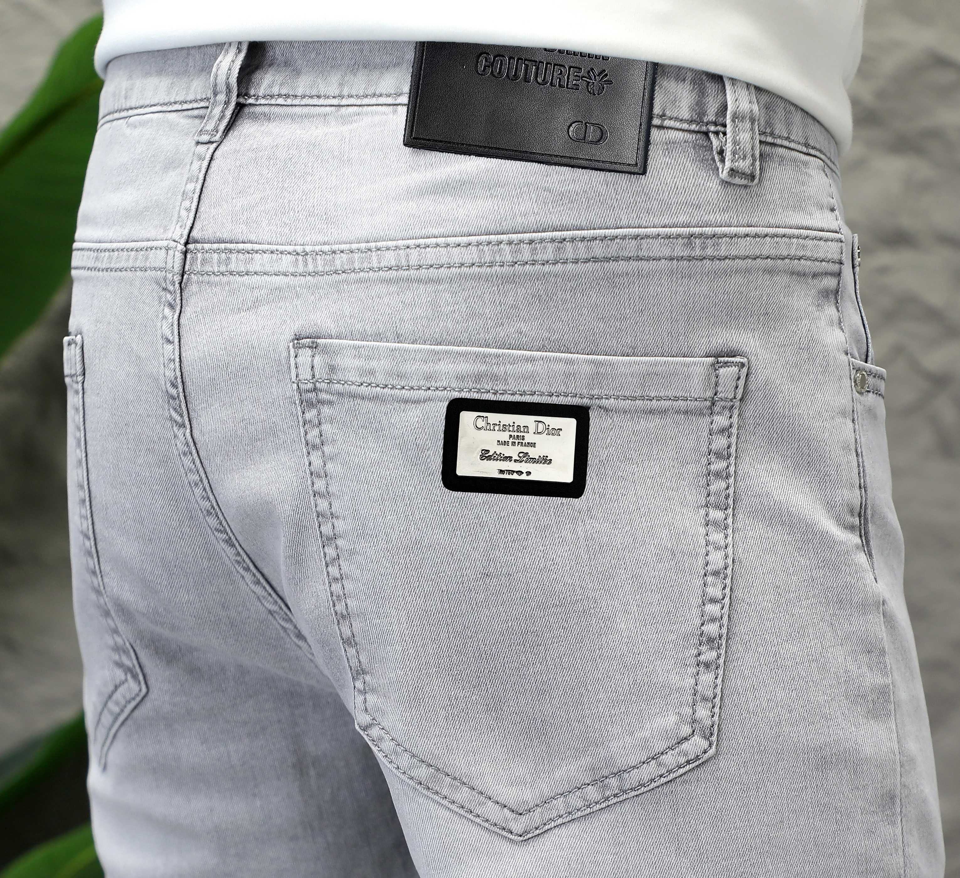 NO:133527,Dior Men's jeans original original cloth original wash water!  Imported original washing elastic fabrics, complex handicrafts superimposed, any washing step will become a completely different color effect after a few more seconds, so it is more precious, especially long-lasting and odor-resistant... Use the best tannin elastic texture, genuine leather leather cards, high-quality metal accessories... to create a unique and original jeans style!  Original hardware accessories, super positive style, comfortable and breathable, extremely high grade, counter quality, and handsome upper body. Number of codes 29-38,,dior,jeans,alexander wang19860909迪奥 男士牛仔裤原厂原布原洗水！进口原版水洗弹力面料,复杂的手工艺叠加,任何一个洗水环节多停留几秒都会变成完全不一样的颜色效果,所以越加珍贵,特别持久、耐味…… 选用上乘的丹宁弹力质感,真皮皮牌、高定的金属辅料……打造出独特及原创的牛仔裤款型！原版五金辅料,版型超正,舒适透气,档次极高,专柜品质,上身帅气十足. 码数29-38,,dior,jeans,alexander wang,Men's clothing