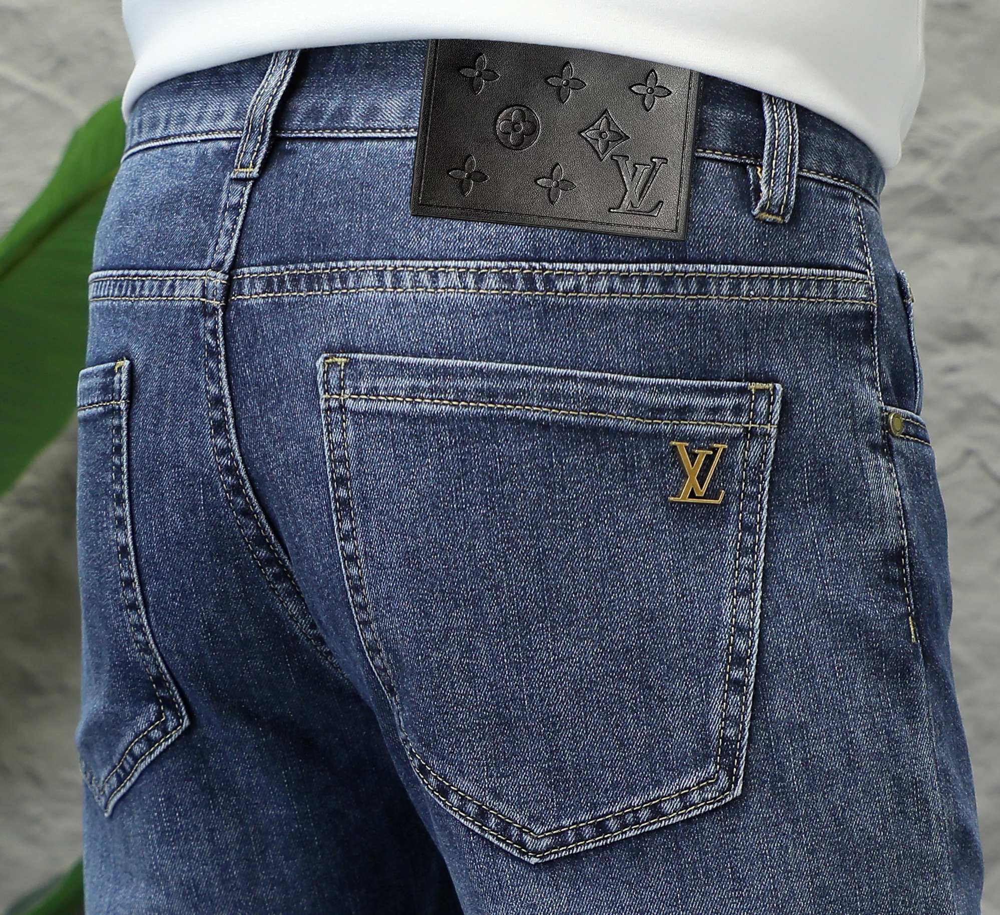 NO:133531,LV men's jeans original original cloth original wash water!  Imported original washing elastic fabrics, complex handicrafts superimposed, any washing step will become a completely different color effect after a few more seconds, so it is more precious, especially long-lasting and odor-resistant... Use the best tannin elastic texture, genuine leather leather cards, high-quality metal accessories... to create a unique and original jeans style!  Original hardware accessories, super positive style, comfortable and breathable, extremely high grade, counter quality, and handsome upper body. Number of codes 29-38,,louis vuitton,jeans,alexander wang19860909LV 男士牛仔裤原厂原布原洗水！进口原版水洗弹力面料,复杂的手工艺叠加,任何一个洗水环节多停留几秒都会变成完全不一样的颜色效果,所以越加珍贵,特别持久、耐味…… 选用上乘的丹宁弹力质感,真皮皮牌、高定的金属辅料……打造出独特及原创的牛仔裤款型！原版五金辅料,版型超正,舒适透气,档次极高,专柜品质,上身帅气十足. 码数29-38,,louis vuitton,jeans,alexander wang,Men's clothing