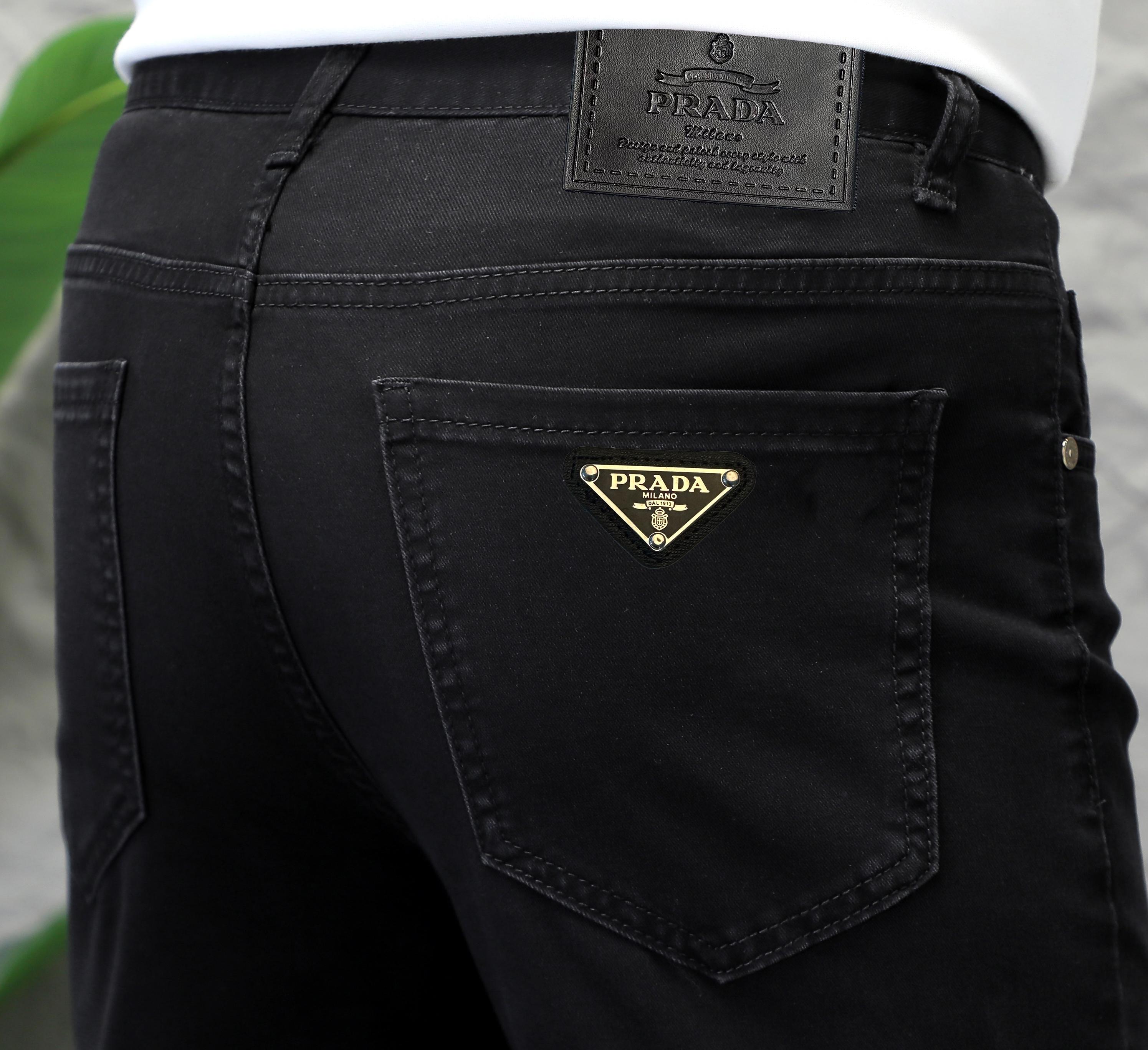 NO:133533,Prada Men's Jeans Original Original Clothing Original Wash Water!  Imported original washing elastic fabrics, complex handicrafts superimposed, any washing step will become a completely different color effect after a few more seconds, so it is more precious, especially long-lasting and odor-resistant... Use the best tannin elastic texture, genuine leather leather cards, high-quality metal accessories... to create a unique and original jeans style!  Original hardware accessories, super positive style, comfortable and breathable, extremely high grade, counter quality, and handsome upper body. Number of codes 29-38, prada, jeans, alexander wang19860909普拉达 男士牛仔裤原厂原布原洗水！进口原版水洗弹力面料,复杂的手工艺叠加,任何一个洗水环节多停留几秒都会变成完全不一样的颜色效果,所以越加珍贵,特别持久、耐味…… 选用上乘的丹宁弹力质感,真皮皮牌、高定的金属辅料……打造出独特及原创的牛仔裤款型！原版五金辅料,版型超正,舒适透气,档次极高,专柜品质,上身帅气十足. 码数29-38,,prada,jeans,alexander wang,Men's clothing