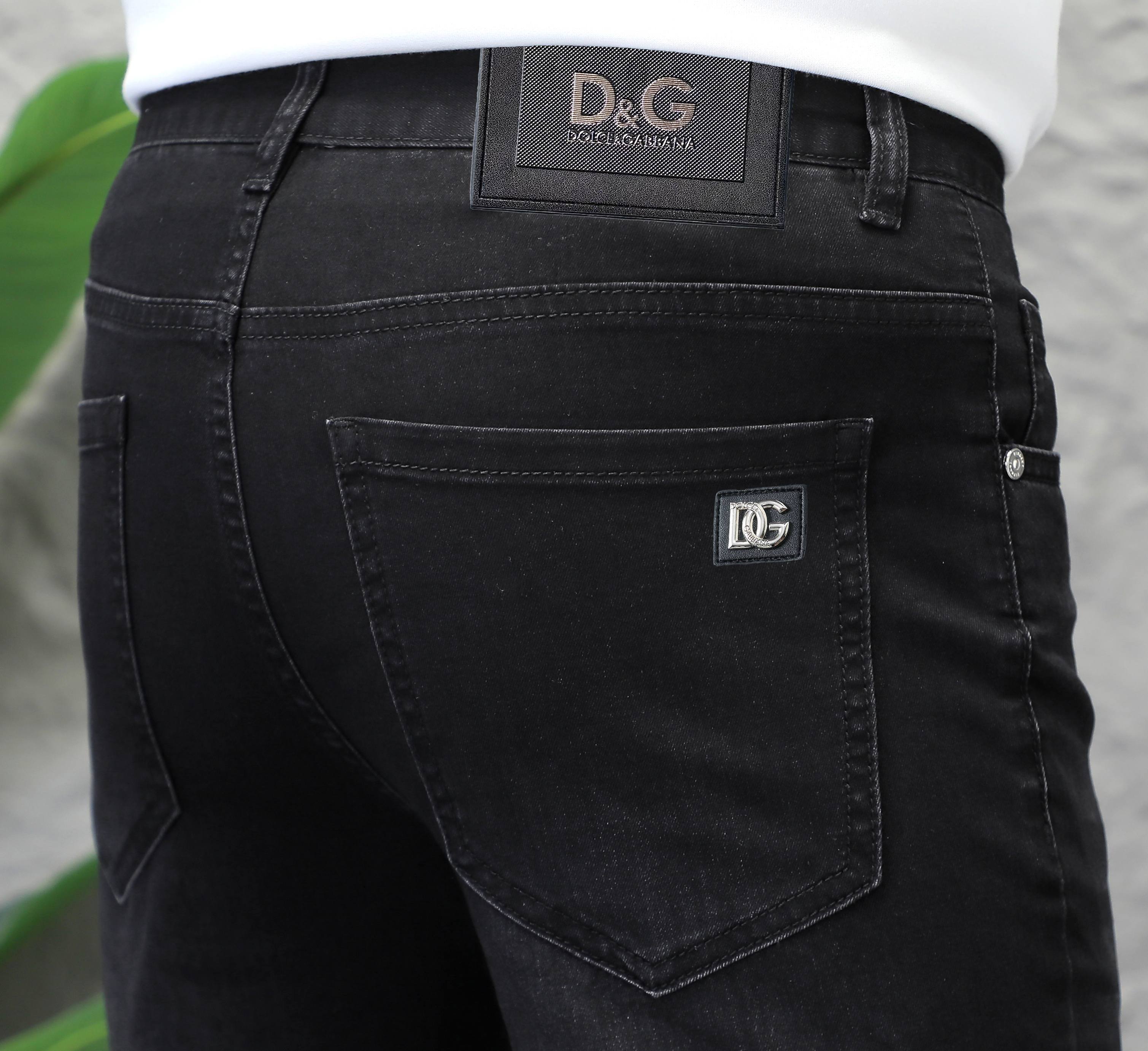 NO:133535,DG Men's Jeans Original Original Clothing Original Wash Water!  Imported original wash elastic fabrics, complex handicrafts superimposed, any wash process will become a completely different color effect after a few more seconds, so it is more precious, especially long-lasting and odor-resistant... Use the best tannin elastic texture, genuine leather leather cards, high-quality metal accessories... to create a unique and original jeans style!  Original hardware and accessories, super positive style, comfortable and breathable, extremely high grade, counter quality, and handsome upper body. Number of codes 29-38, Dolce & Gabbana, jeans, alexander wang19860909DG 男士牛仔裤原厂原布原洗水！进口原版水洗弹力面料,复杂的手工艺叠加,任何一个洗水环节多停留几秒都会变成完全不一样的颜色效果,所以越加珍贵,特别持久、耐味…… 选用上乘的丹宁弹力质感,真皮皮牌、高定的金属辅料……打造出独特及原创的牛仔裤款型！原版五金辅料,版型超正,舒适透气,档次极高,专柜品质,上身帅气十足. 码数29-38,,Dolce&Gabbana,jeans,alexander wang,Men's clothing