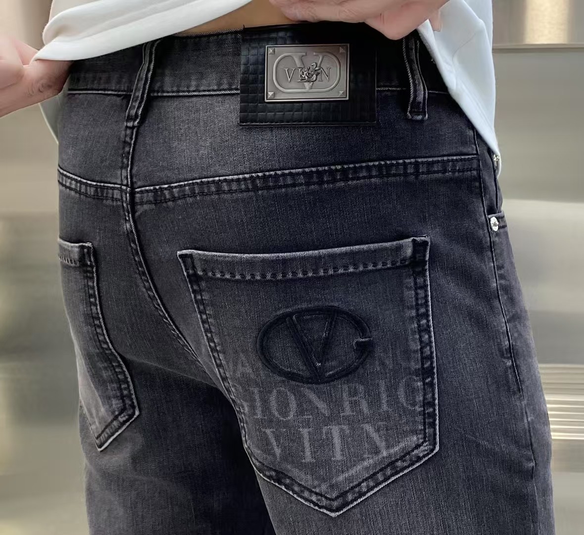 NO:130847,Valentino Men's Jeans Original Original Fabric Original Wash Water!  Imported original wash elastic fabrics, complex handicrafts superimposed, any wash process will become a completely different color effect after a few more seconds, so it is more precious, especially long-lasting and odor-resistant... Use the best tannin elastic texture, genuine leather leather cards, high-quality metal accessories... to create a unique and original jeans style!  Original hardware accessories, super positive style, comfortable and breathable, extremely high grade, counter quality, and handsome upper body. Number of 29-38, valentino, jeans, alexander wang19860909华伦天奴 男士牛仔裤原厂原布原洗水！进口原版水洗弹力面料,复杂的手工艺叠加,任何一个洗水环节多停留几秒都会变成完全不一样的颜色效果,所以越加珍贵,特别持久、耐味…… 选用上乘的丹宁弹力质感,真皮皮牌、高定的金属辅料……打造出独特及原创的牛仔裤款型！原版五金辅料,版型超正,舒适透气,档次极高,专柜品质,上身帅气十足. 码数29-38,,valentino,jeans,alexander wang,Men's clothing