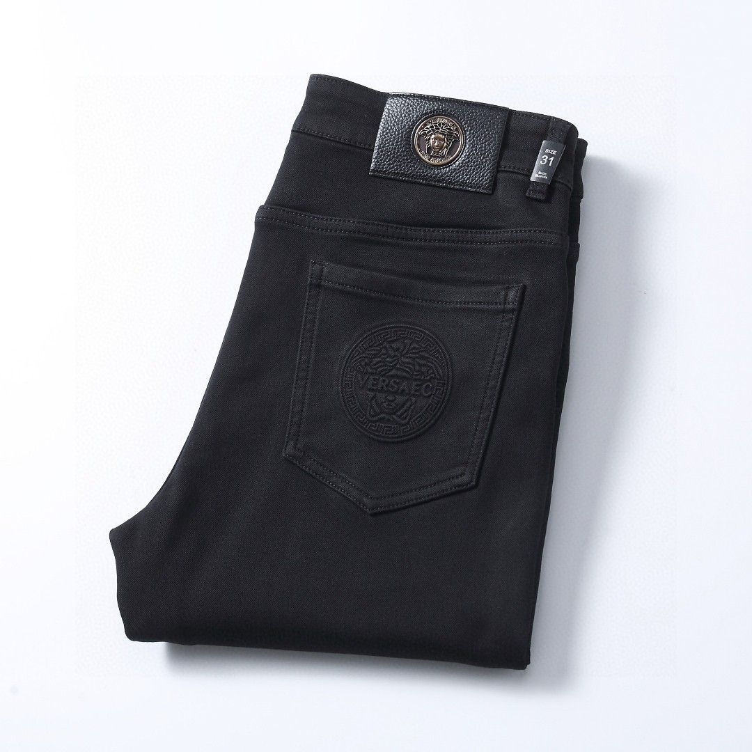 NO:133544,Versace Men's jeans original original cloth original wash water!  Imported original wash elastic fabrics, complex handicrafts superimposed, any wash process will become a completely different color effect after a few more seconds, so it is more precious, especially long-lasting and odor-resistant... Use the best tannin elastic texture, genuine leather leather cards, high-quality metal accessories... to create a unique and original jeans style!  Original hardware accessories, super positive style, comfortable and breathable, extremely high grade, counter quality, and handsome upper body. Number of 29-38, versace, jeans, alexander wang19860909范思哲 男士牛仔裤原厂原布原洗水！进口原版水洗弹力面料,复杂的手工艺叠加,任何一个洗水环节多停留几秒都会变成完全不一样的颜色效果,所以越加珍贵,特别持久、耐味…… 选用上乘的丹宁弹力质感,真皮皮牌、高定的金属辅料……打造出独特及原创的牛仔裤款型！原版五金辅料,版型超正,舒适透气,档次极高,专柜品质,上身帅气十足. 码数29-38,,versace,jeans,alexander wang,Men's clothing
