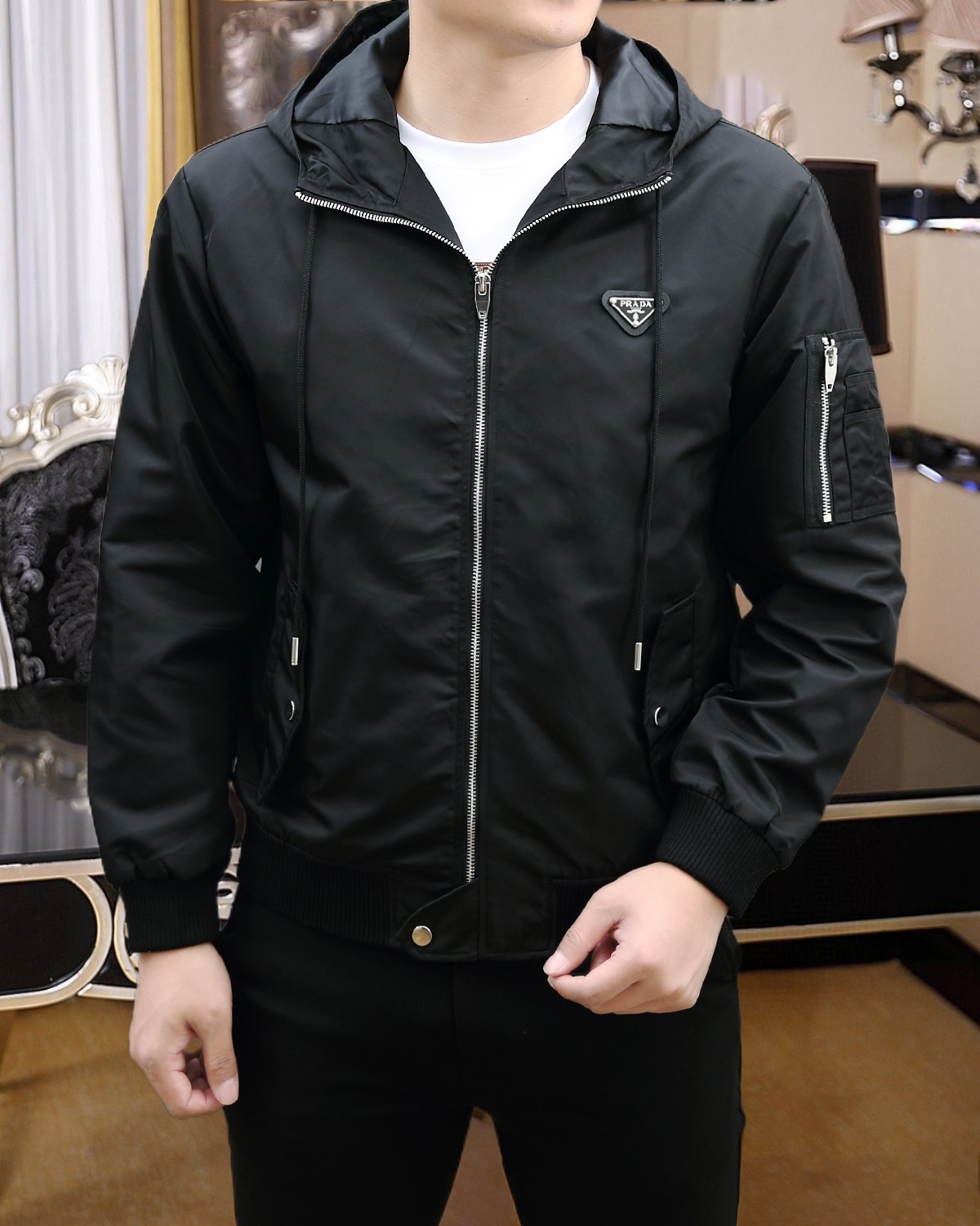 NO:133559,PRADA/Prada 2025 spring counter new style PRADA family annual high-end series Original single luxury fashionable men's high-end hooded jacket casual windbreaker jacket. (Hat can be detached) Exquisite original single auxiliary material organic polyester fiber fabric, simple original logo design shows a more luxurious style, perfectly cut and comfortable and stylish, with a strong overall visual sense, which conforms to men's practical dressing habits. 25ss Spring high-end men's essential item, a temperament product that fully outputs your charm!  The overall design style of this model is simple and elegant, with a classic design, the upper body effect is very good, and the sense of nobility is naturally generated, with a very high recognition, showing an extraordinary sense of style and taste!  It is really obvious that the extra points for men’s aura can feel that extraordinary sense of specification!  Size M～3XL (110-190 catties can be worn), prada, prada, jackets & coats, jackets & coats, hats, alexander wang19860909PRADA/普拉达 2025春季专柜新款 PRADA家族年度高端系列 原单奢华时尚男士高端连帽外套休闲风衣夹克.（帽子可拆卸） 精致原单辅料有机聚酯纤维面料,简洁原版logo设计更显奢华的风范,裁剪完美穿着舒适有型,整体视觉感超强,吻合了男性实用的穿衣习惯. 25ss春季高端男士必备单品,一款全面输出你魅力的气质型产物！扑面而来的奢华感与时尚感,此款整体设计风格简约大气,经典的版型设计,上身效果非常之好,尊贵感油然而生,辨识度相当之高,彰显不凡的格调感跟品味感！对于男士的气场加分真的是显而易见的事情能够感受到那种非同凡响的规格感！ 尺码M～3XL(110-190斤可穿）,,prada,prada,jackets & coats,jackets & coats,hats,alexander wang,Men's clothing