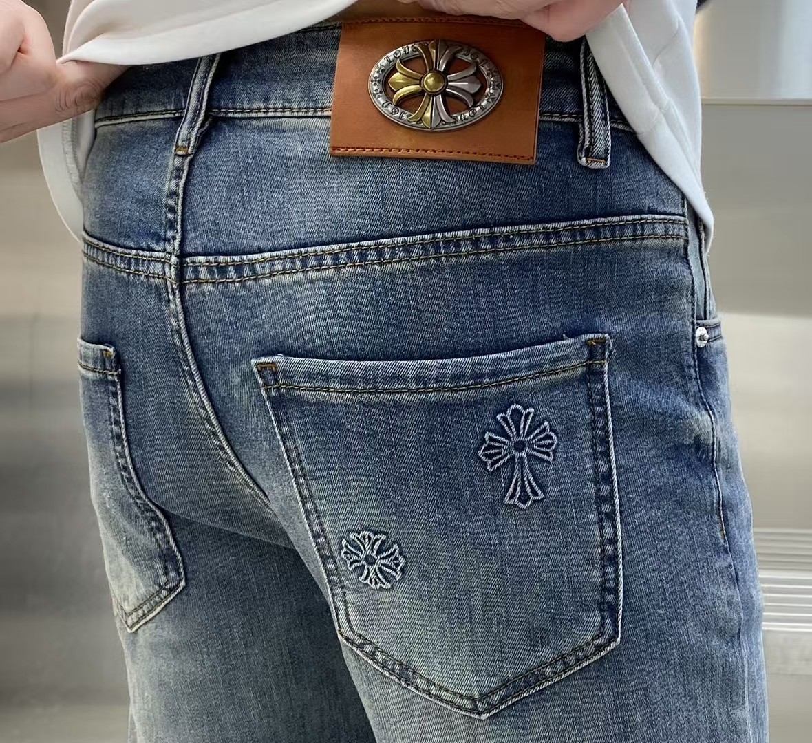 NO:133538,Croxin's official counter is available at the same time, original singles are ruthless, super stylish jeans, customized original washing denim fabric, unique design, top-grade printing craft letter pattern logo, original hardware and auxiliary decoration, extremely superior jeans, the materials and craftsmanship are extremely luxurious and exquisite, extremely high-end, handsome and stylish, recommended, digits 29-38, chrome hearts, jeans, alexander wang19860909克罗心 官网专柜同步有售,原单狠货,超级有范儿的一款牛仔裤,定制原版水洗牛仔面料,独特设计,顶级印花工艺字母图案logo,原版五金辅料装饰,极为翘楚的一款牛仔裤,用料与工艺都极致奢华精湛,档次极高,上身帅气有型,推荐,码数29—38,,chrome hearts,jeans,alexander wang,Men's clothing