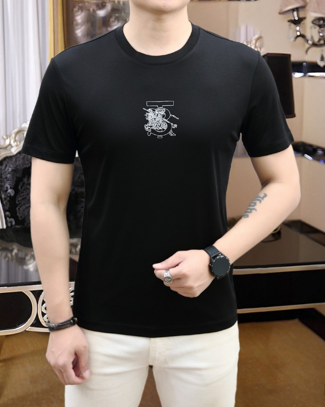 NO:133585,Burberry's new summer fashion round neck short sleeves are made of high-end Yuchan silk fabric. The classic round neck style is unique and cool. The luxurious classic jacquard logo design is versatile. Adhering to the traditional fashion charm of the big brand, the unique line design exudes a strong British style, which is very modern and inherits the traditional concept. The precious fabric is smoother, the feel is soft, comfortable and breathable. The exquisite craftsmanship and three-dimensional tailoring style bring texture enjoyment. The counter size M-3XL was shipped on the same day!  ,burberry,T-shirt,alexander wang19860909巴宝莉 夏季新品时尚圆领短袖采用高档玉婵丝面料 经典圆领款式独特又清凉 奢华经典提花logo设计百搭气质 秉承大牌的传统时尚魅力,独有的线条设计散发着浓郁的英伦风情,极具现代感亦承袭了传统理念.珍贵面料更加光滑,手感柔顺舒适透气 精湛工艺,立体剪裁风格带来质感享受.专柜尺码M-3XL,当天出货！,,burberry,T-shirt,alexander wang,Men's clothing