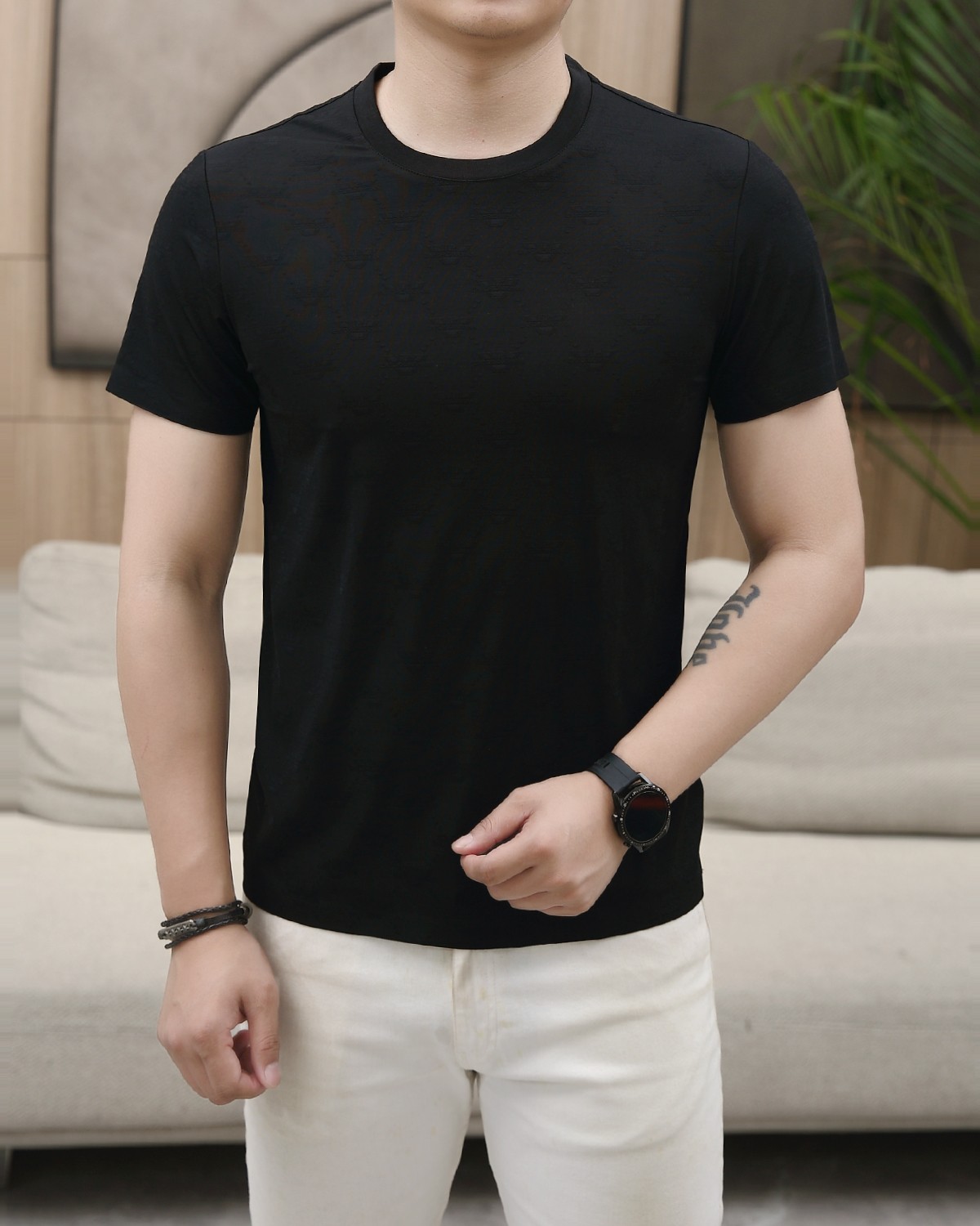 NO:133591,Armani's new summer fashion round neck short sleeves are made of high-end Yuchan silk fabric. The classic round neck style is unique and cool. The luxurious classic jacquard logo design is versatile. Adhering to the traditional fashion charm of the big brand, the unique line design exudes a strong British style, which is very modern and inherits the traditional concept. The precious fabric is smoother, the feel is soft, comfortable and breathable. The exquisite craftsmanship and three-dimensional tailoring style bring texture enjoyment. The counter size M-3XL was shipped on the same day!  ,armani,T-shirt,alexander wang19860909阿玛尼 夏季新品时尚圆领短袖采用高档玉婵丝面料 经典圆领款式独特又清凉 奢华经典提花logo设计百搭气质 秉承大牌的传统时尚魅力,独有的线条设计散发着浓郁的英伦风情,极具现代感亦承袭了传统理念.珍贵面料更加光滑,手感柔顺舒适透气 精湛工艺,立体剪裁风格带来质感享受.专柜尺码M-3XL,当天出货！,,armani,T-shirt,alexander wang,Men's clothing