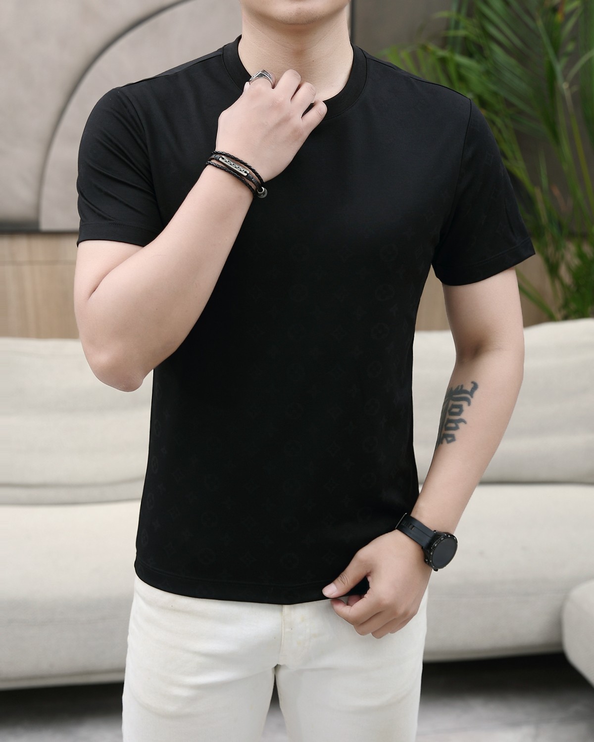 NO:133589,LV summer new product fashionable round neck short sleeves are made of high-end Yuchan silk fabric. The classic round neck style is unique and cool. The luxurious classic jacquard logo design is versatile. Adhering to the traditional fashion charm of the big brand, the unique line design exudes a strong British style, which is very modern and inherits the traditional concept. The precious fabric is smoother, the feel is soft, comfortable and breathable. The exquisite craftsmanship and three-dimensional tailoring style bring texture enjoyment. The counter size M-3XL was shipped on the same day!  ,,louis vuitton,T-shirt,alexander wang19860909LV 夏季新品时尚圆领短袖采用高档玉婵丝面料 经典圆领款式独特又清凉 奢华经典提花logo设计百搭气质 秉承大牌的传统时尚魅力,独有的线条设计散发着浓郁的英伦风情,极具现代感亦承袭了传统理念.珍贵面料更加光滑,手感柔顺舒适透气 精湛工艺,立体剪裁风格带来质感享受.专柜尺码M-3XL,当天出货！,,louis vuitton,T-shirt,alexander wang,Men's clothing