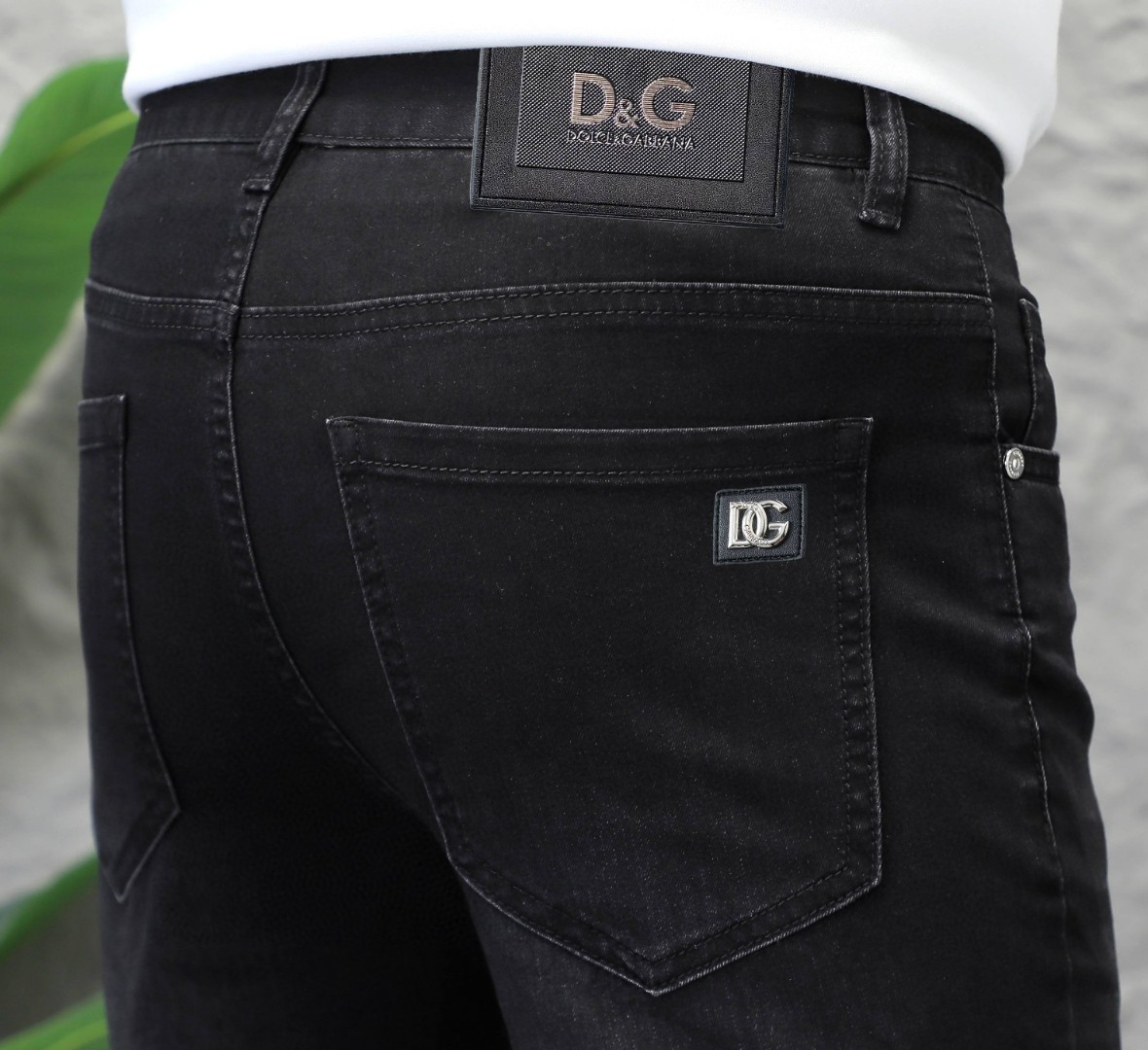 NO:133588,DG Men's Jeans Original Original Clothing Original Wash Water!  Imported original wash elastic fabrics, complex handicrafts superimposed, any wash process will become a completely different color effect after a few more seconds, so it is more precious, especially long-lasting and odor-resistant... Use the best tannin elastic texture, genuine leather leather cards, high-quality metal accessories... to create a unique and original jeans style!  Original hardware and accessories, super positive style, comfortable and breathable, extremely high grade, counter quality, and handsome upper body. Number of codes 29-38, Dolce & Gabbana, jeans, alexander wang19860909DG 男士牛仔裤原厂原布原洗水！进口原版水洗弹力面料,复杂的手工艺叠加,任何一个洗水环节多停留几秒都会变成完全不一样的颜色效果,所以越加珍贵,特别持久、耐味…… 选用上乘的丹宁弹力质感,真皮皮牌、高定的金属辅料……打造出独特及原创的牛仔裤款型！原版五金辅料,版型超正,舒适透气,档次极高,专柜品质,上身帅气十足. 码数29-38,,Dolce&Gabbana,jeans,alexander wang,Men's clothing